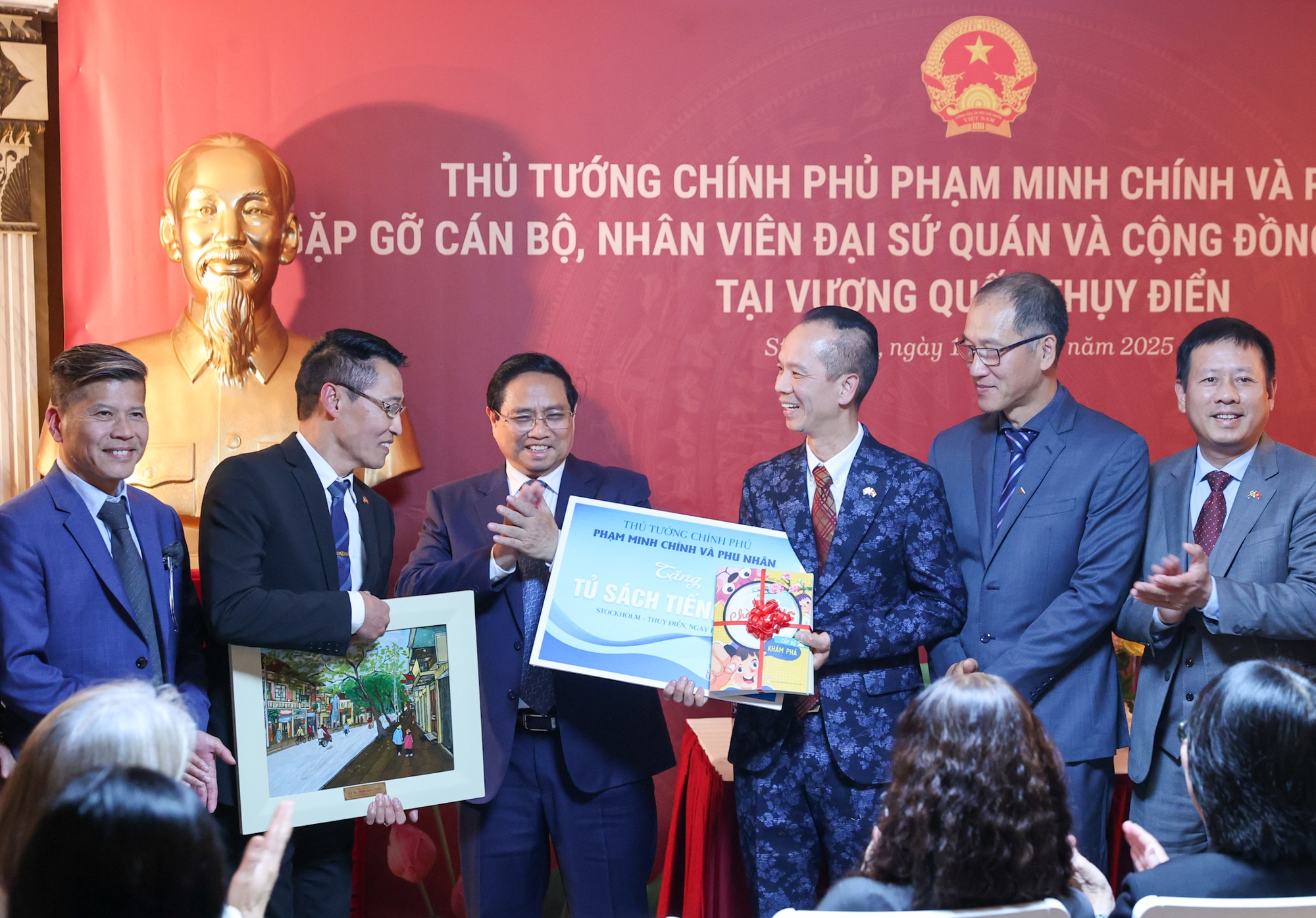 Thủ tướng gặp gỡ kiều bào tại Thụy Điển: 'Tự lo được cho mình cũng là yêu nước'- Ảnh 9. Thủ tướng gặp gỡ kiều bào tại Thụy Điển: 'Tự lo được cho mình cũng là yêu nước'- Ảnh 9.