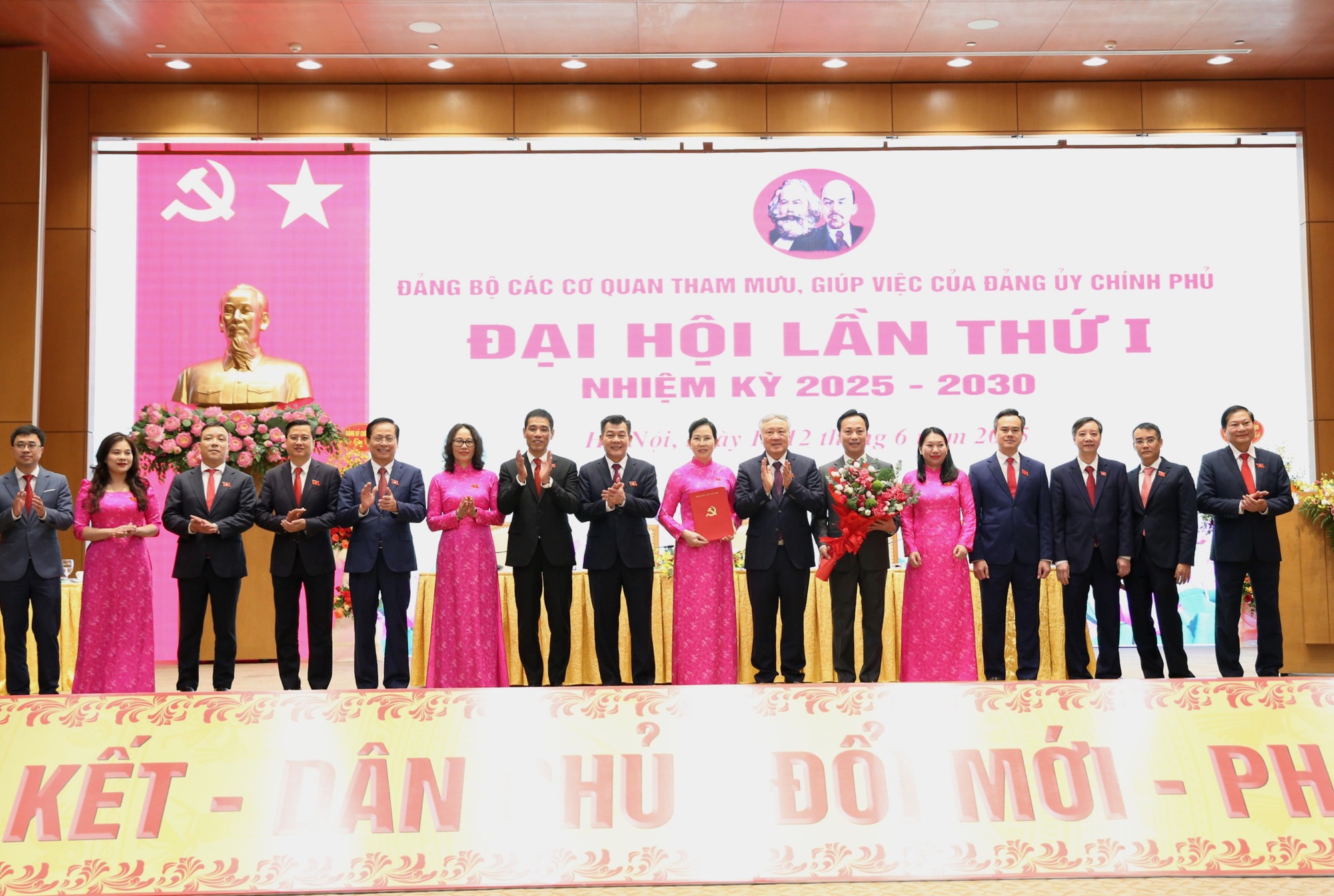 Tham mưu nhanh, đúng, trúng, sát với yêu cầu thực tiễn công tác xây dựng đảng trong Đảng bộ Chính phủ- Ảnh 5. Tham mưu nhanh, đúng, trúng, sát với yêu cầu thực tiễn công tác xây dựng đảng trong Đảng bộ Chính phủ- Ảnh 5.