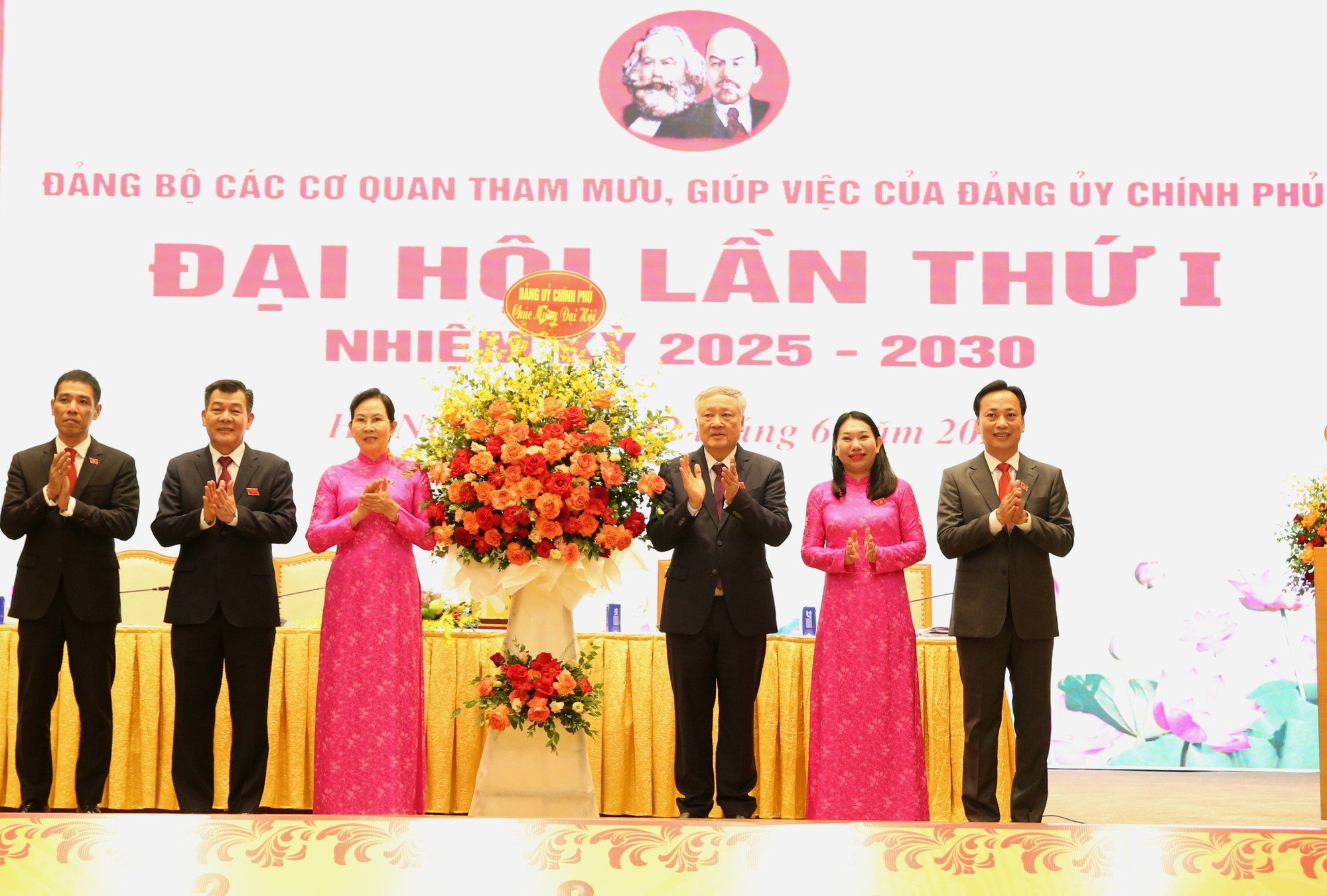 Tham mưu nhanh, đúng, trúng, sát với yêu cầu thực tiễn công tác xây dựng đảng trong Đảng bộ Chính phủ- Ảnh 4. Tham mưu nhanh, đúng, trúng, sát với yêu cầu thực tiễn công tác xây dựng đảng trong Đảng bộ Chính phủ- Ảnh 4.