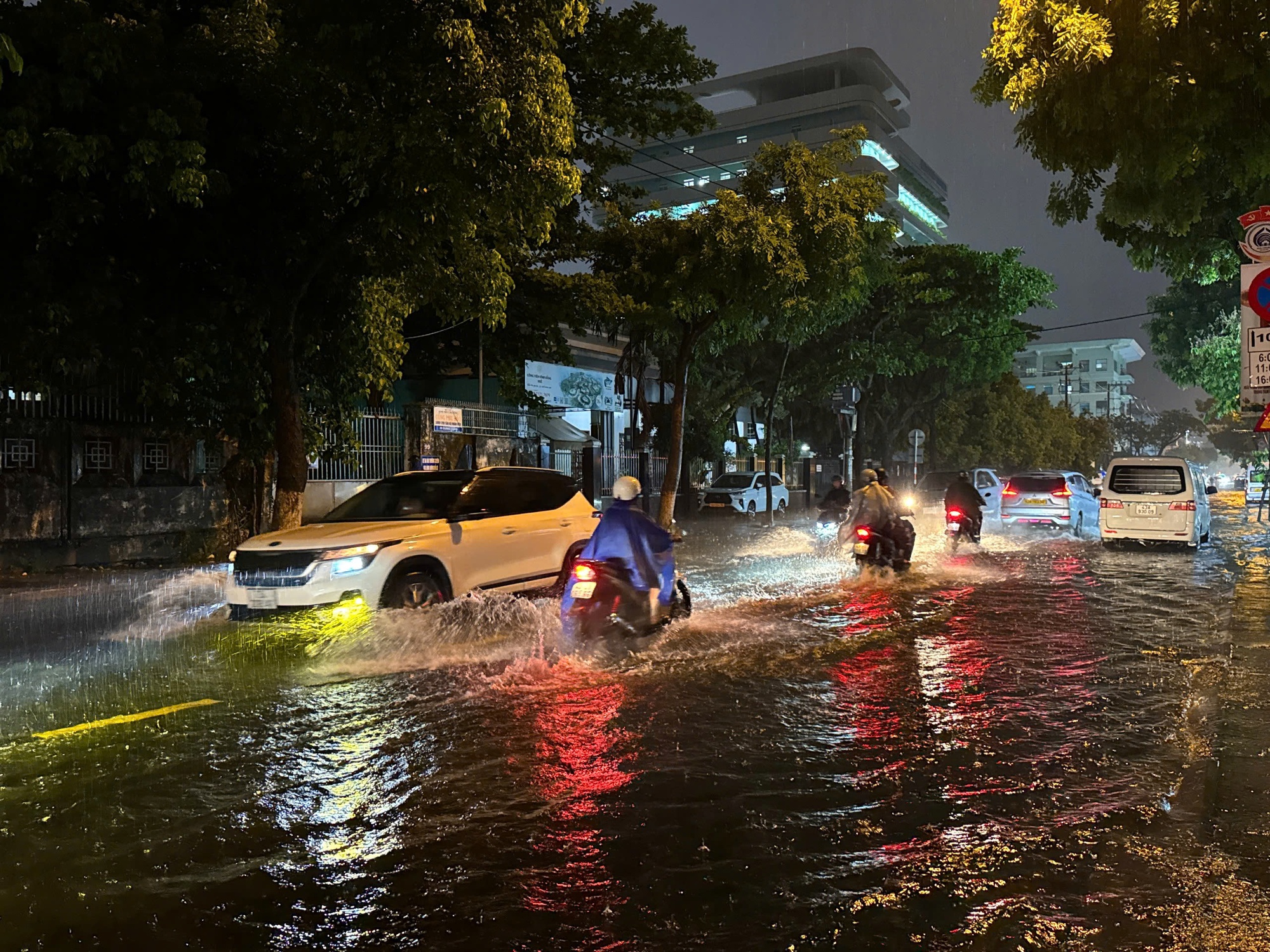 Mưa lớn gây ngập lụt tại nhiều địa phương miền Trung- Ảnh 3. Mưa lớn gây ngập lụt tại nhiều địa phương miền Trung- Ảnh 3.