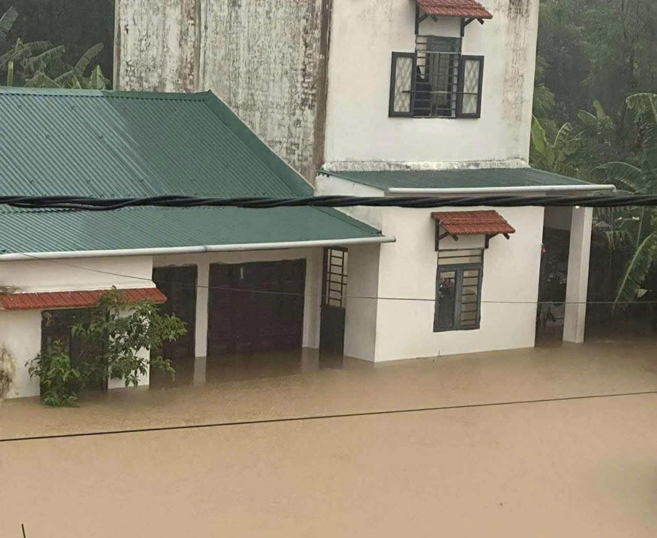 Mưa lớn gây ngập lụt tại nhiều địa phương miền Trung- Ảnh 1. Mưa lớn gây ngập lụt tại nhiều địa phương miền Trung- Ảnh 1.