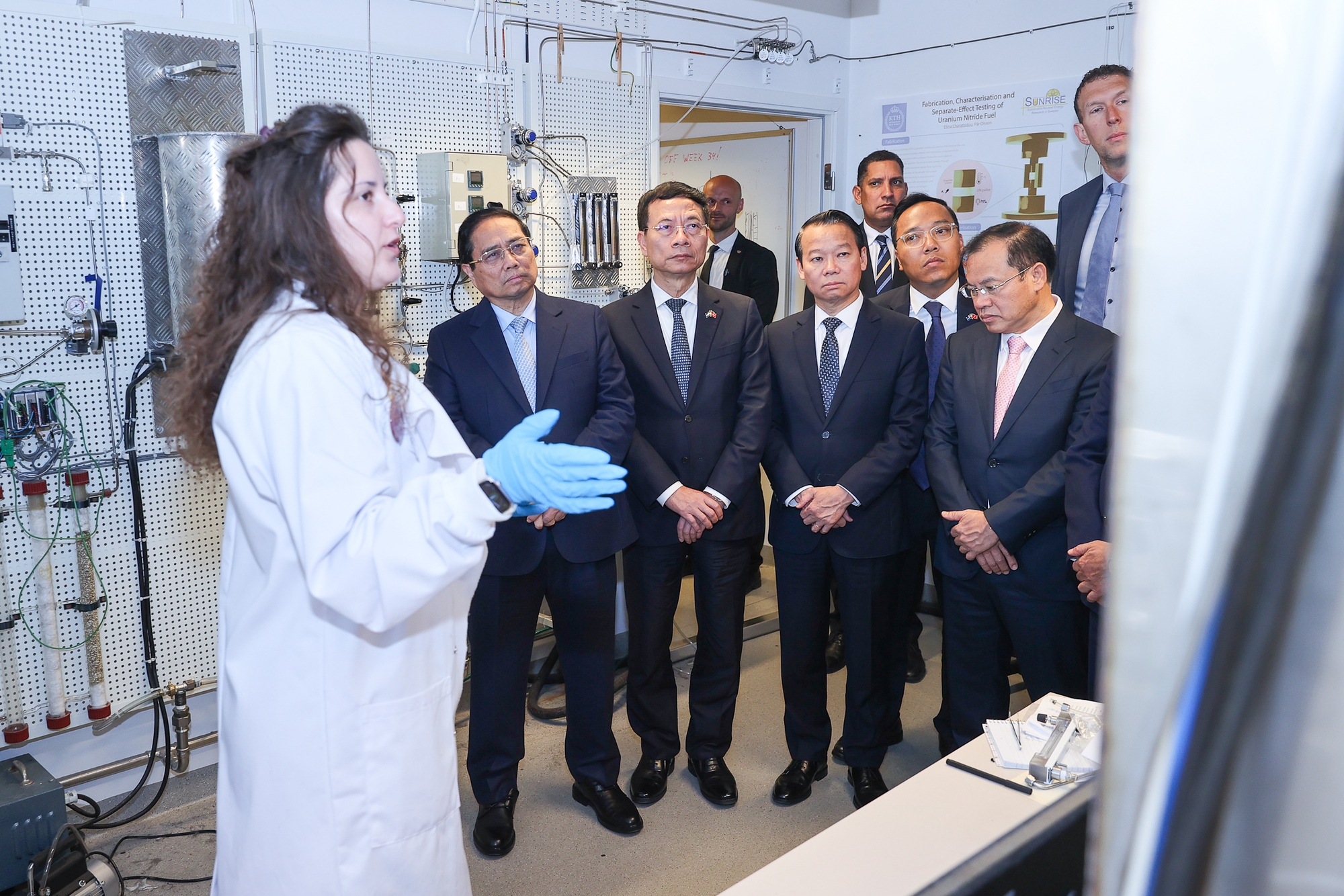 Thủ tướng làm việc với Phòng thí nghiệm hạt nhân của Viện Nghiên cứu Hoàng gia Thụy Điển- Ảnh 1. Thủ tướng làm việc với Phòng thí nghiệm hạt nhân của Viện Nghiên cứu Hoàng gia Thụy Điển- Ảnh 1.