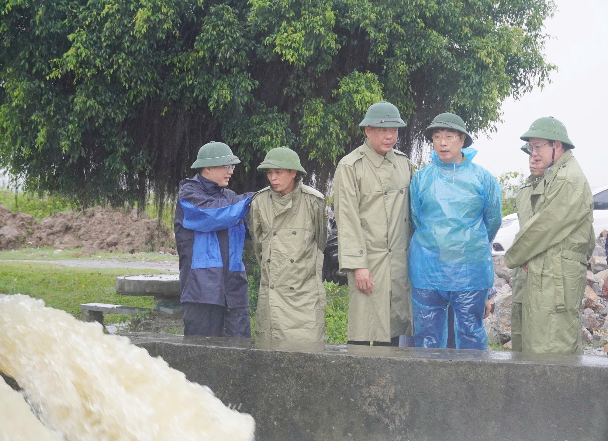 Quảng Bình: 4 người mất tích, hàng chục điểm sạt lở, chia cắt do ngập lụt- Ảnh 5. Quảng Bình: 4 người mất tích, hàng chục điểm sạt lở, chia cắt do ngập lụt- Ảnh 5.