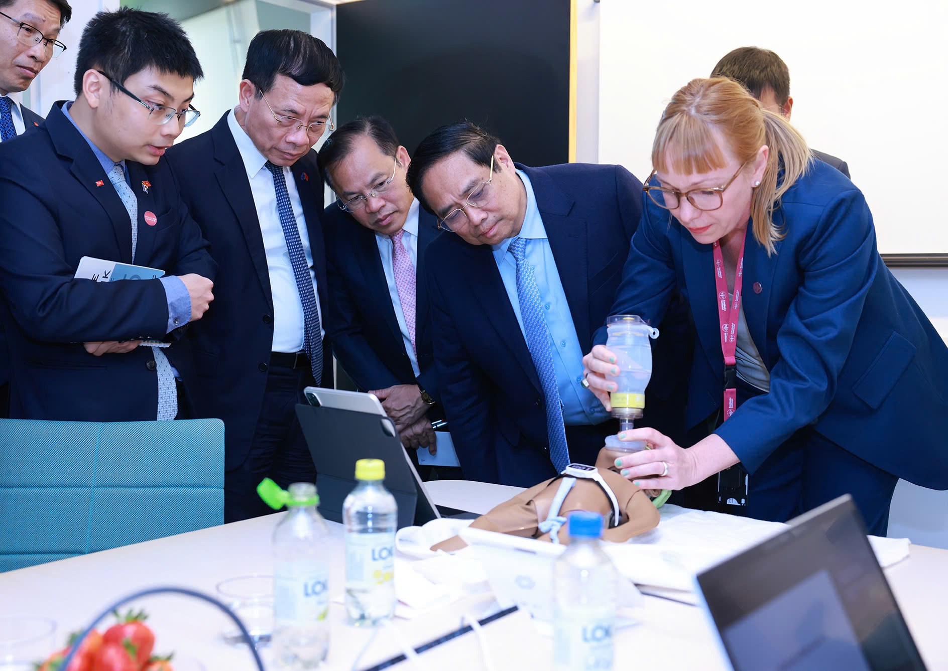 Thủ tướng đề nghị đại học y khoa danh tiếng nhất Thụy Điển hợp tác sâu rộng hơn với Việt Nam- Ảnh 2. Thủ tướng đề nghị đại học y khoa danh tiếng nhất Thụy Điển hợp tác sâu rộng hơn với Việt Nam- Ảnh 2.
