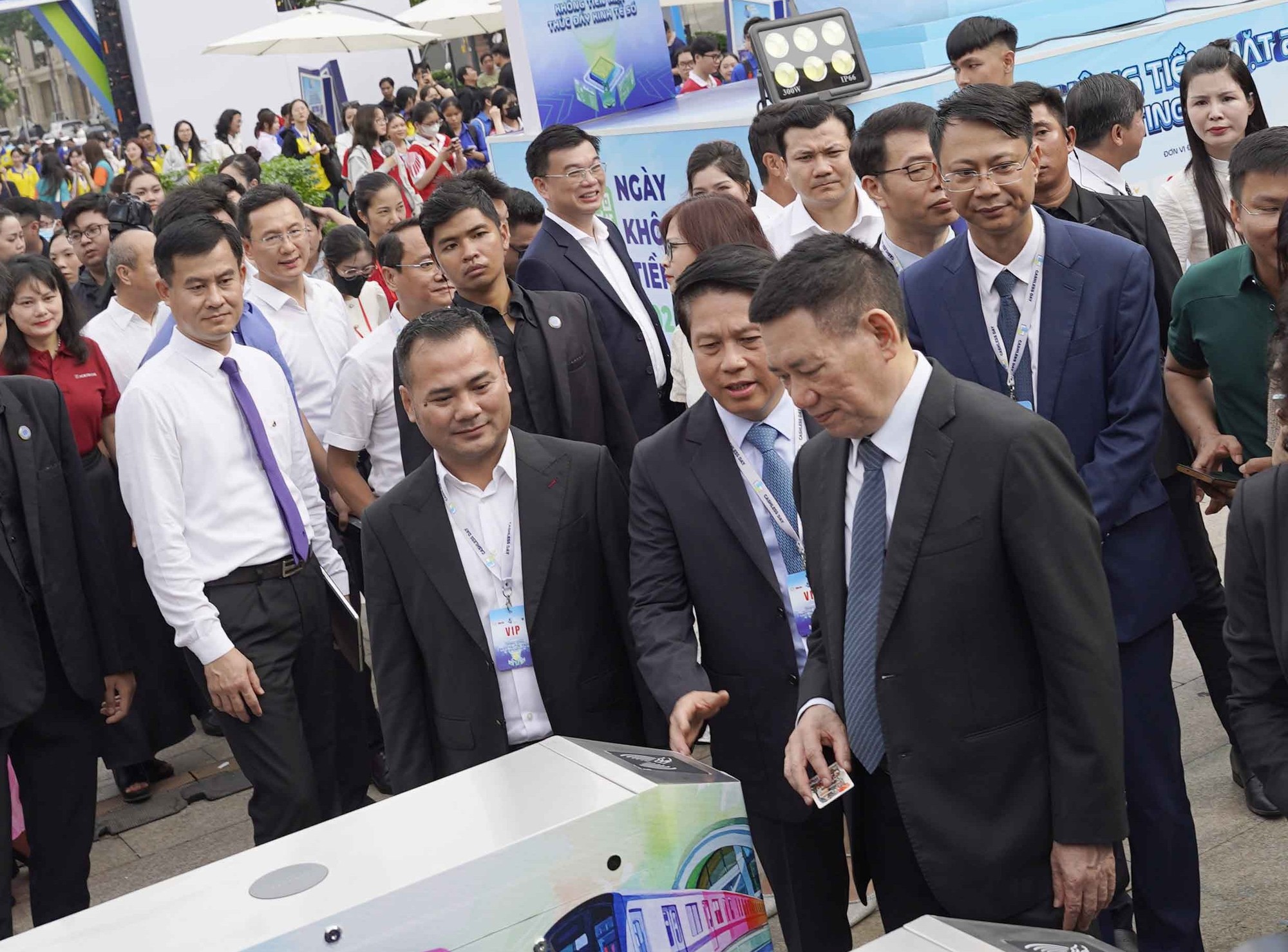 Phó Thủ tướng Hồ Đức Phớc: Thanh toán không dùng tiền mặt đã có bước phát triển vượt bậc- Ảnh 4. Phó Thủ tướng Hồ Đức Phớc: Thanh toán không dùng tiền mặt đã có bước phát triển vượt bậc- Ảnh 4.