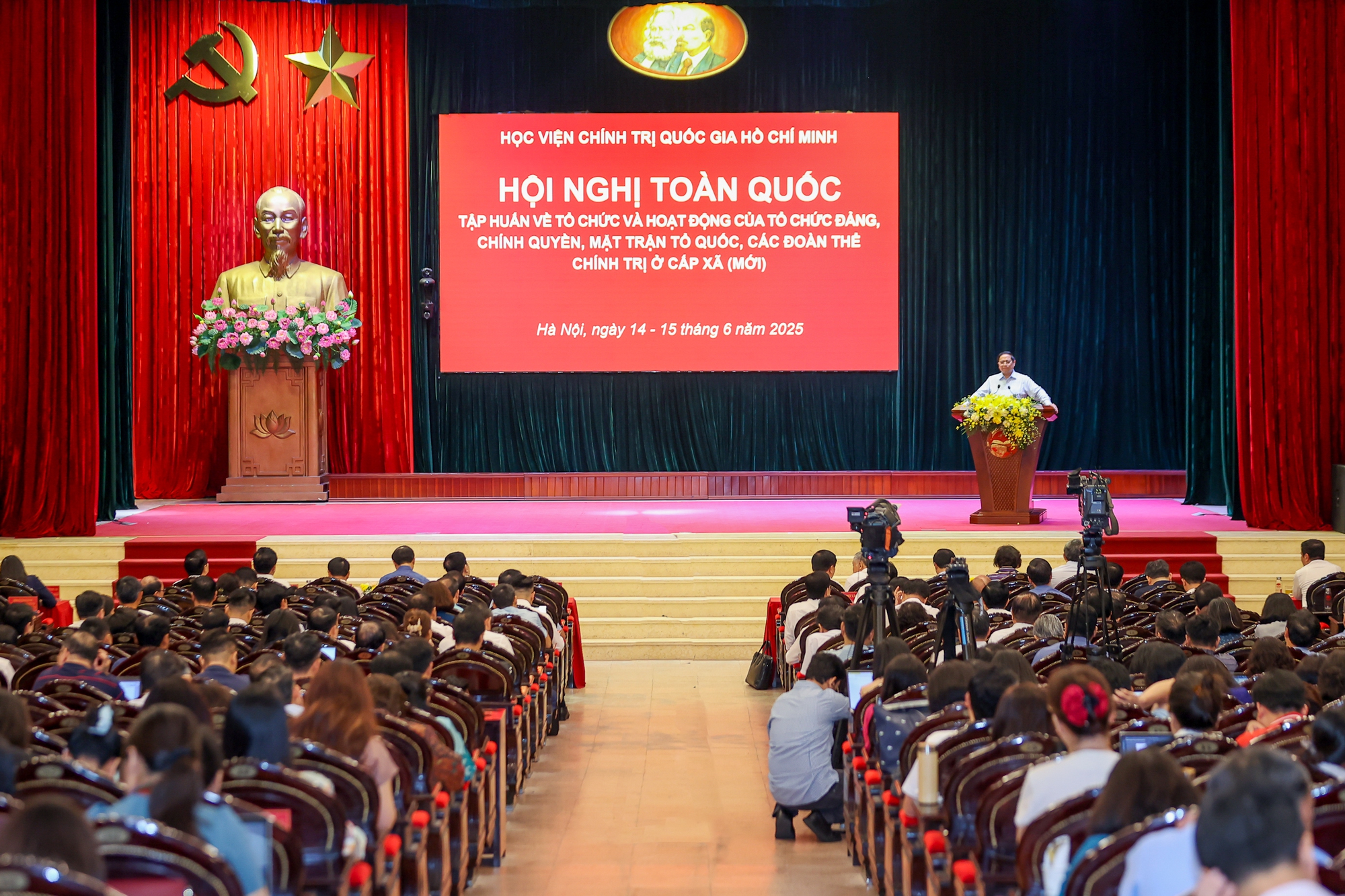 Thủ tướng: 63 tỉnh thành hay 34 tỉnh thành cũng là đất nước, là quê hương- Ảnh 2. Thủ tướng: 63 tỉnh thành hay 34 tỉnh thành cũng là đất nước, là quê hương- Ảnh 2.