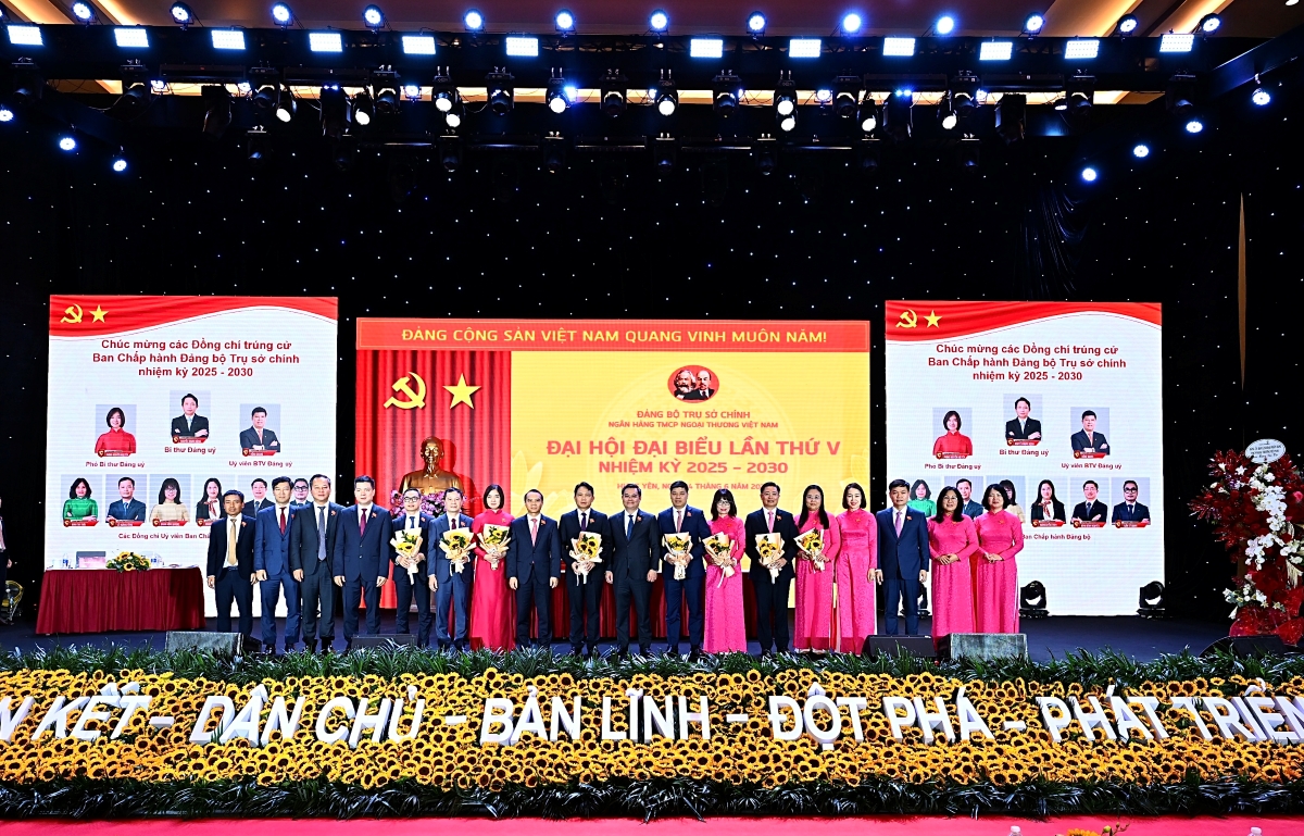 Vietcombank tổ chức thành công Đại hội đại biểu Đảng bộ lần thứ V, nhiệm kỳ 2025 – 2030- Ảnh 3. Vietcombank tổ chức thành công Đại hội đại biểu Đảng bộ lần thứ V, nhiệm kỳ 2025 – 2030- Ảnh 3.
