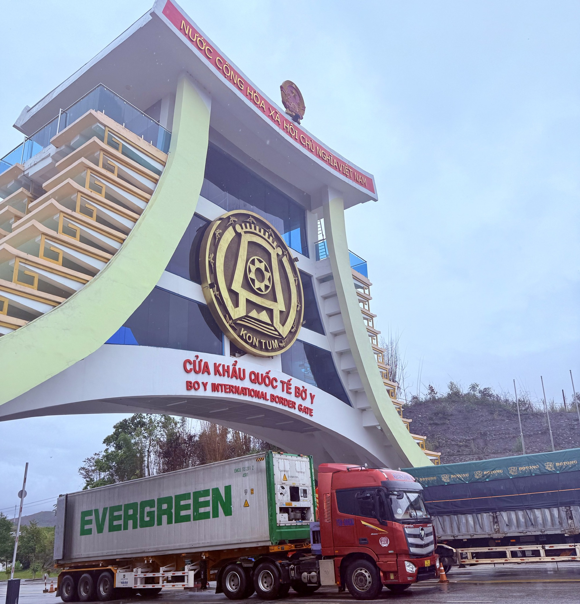 Kiên quyết giữ 'cánh cửa' Tây Nguyên: Hải quan đẩy mạnh ngăn buôn lậu, chống ma túy- Ảnh 1. Kiên quyết giữ 'cánh cửa' Tây Nguyên: Hải quan đẩy mạnh ngăn buôn lậu, chống ma túy- Ảnh 1.