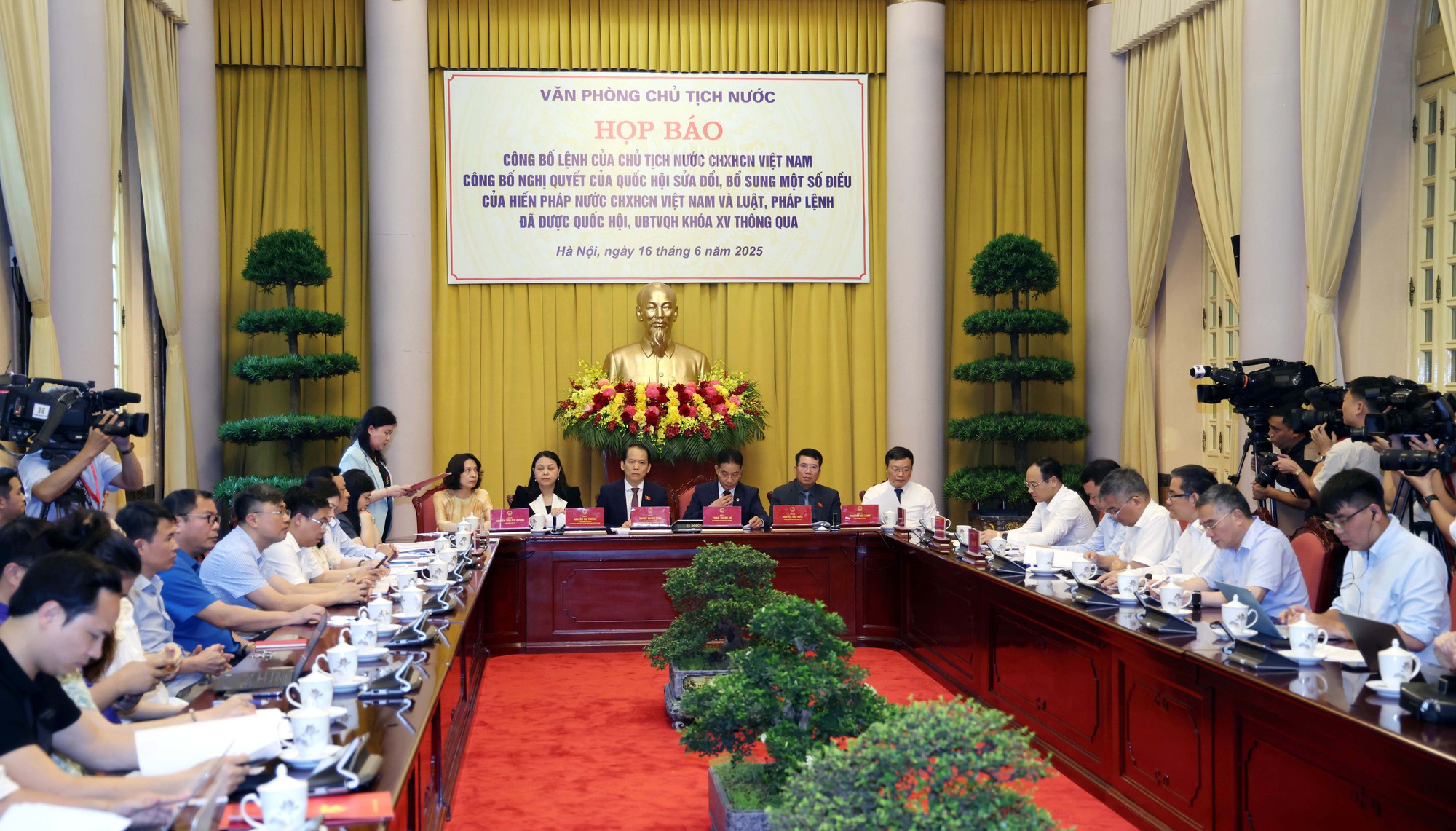 Công bố Lệnh của Chủ tịch nước về Nghị quyết sửa đổi, bổ sung một số điều của Hiến pháp- Ảnh 1. Công bố Lệnh của Chủ tịch nước về Nghị quyết sửa đổi, bổ sung một số điều của Hiến pháp- Ảnh 1.