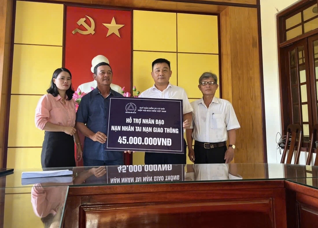 Quỹ Bảo hiểm xe cơ giới trao hỗ trợ nhân đạo cho gia đình nạn nhân tử vong do TNGT- Ảnh 2. Quỹ Bảo hiểm xe cơ giới trao hỗ trợ nhân đạo cho gia đình nạn nhân tử vong do TNGT- Ảnh 2.