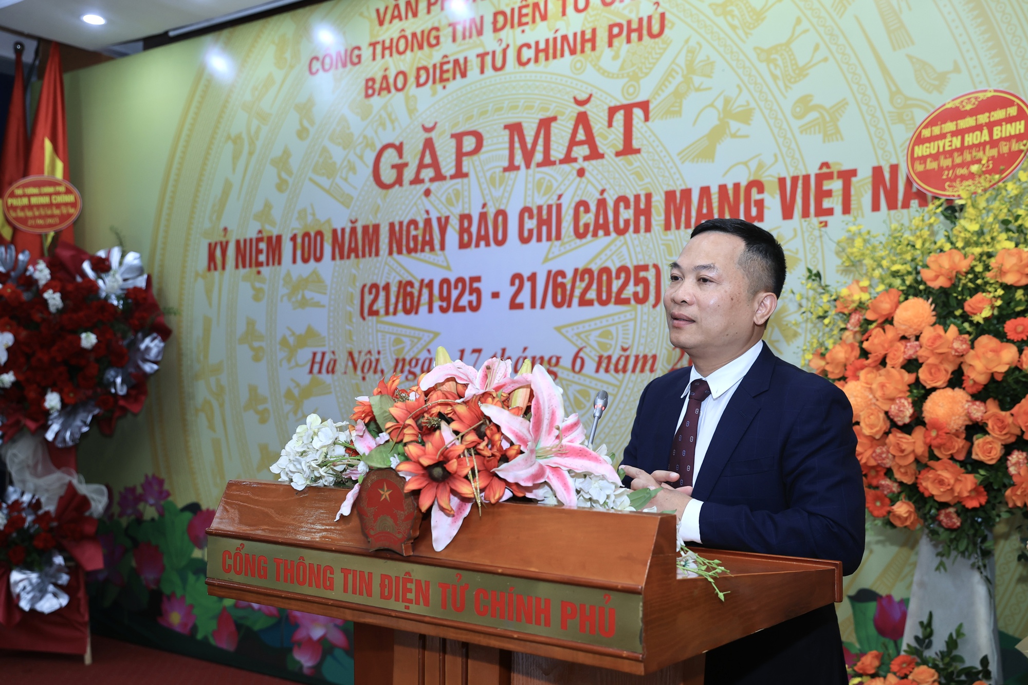 Phó Thủ tướng Thường trực Chính phủ thăm, chúc mừng Cổng TTĐT Chính phủ nhân kỷ niệm 100 năm Báo chí Cách mạng Việt Nam- Ảnh 6. Phó Thủ tướng Thường trực Chính phủ thăm, chúc mừng Cổng TTĐT Chính phủ nhân kỷ niệm 100 năm Báo chí Cách mạng Việt Nam- Ảnh 6.
