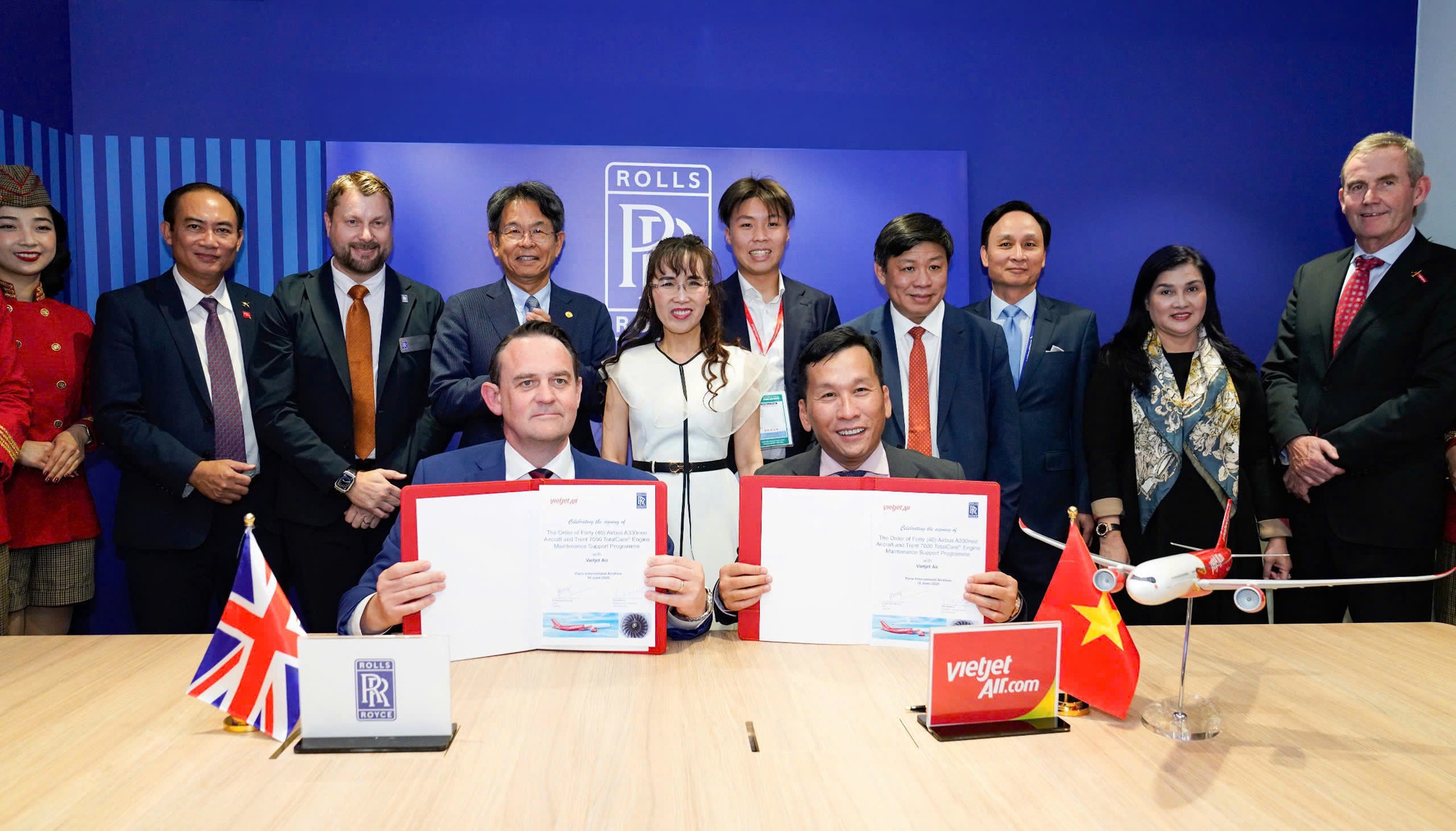 Vietjet ký đơn hàng 'khủng' với Rolls-Royce
- Ảnh 1. Vietjet ký đơn hàng 'khủng' với Rolls-Royce
- Ảnh 1.