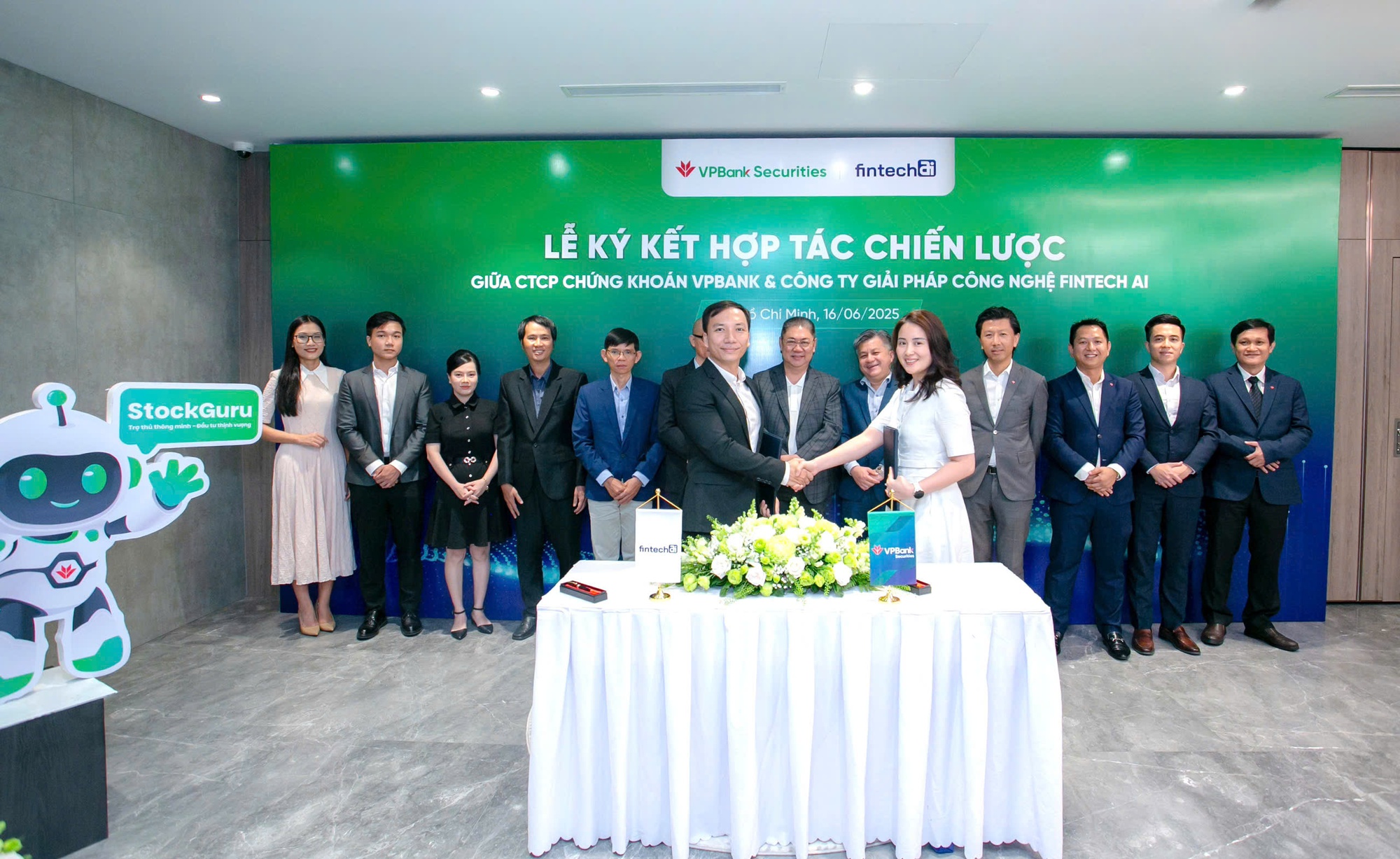 VPBankS 'bắt tay' Fintech AI: Đưa StockGuru trở thành 'trợ lý ảo' đầu tư chứng khoán
- Ảnh 1. VPBankS 'bắt tay' Fintech AI: Đưa StockGuru trở thành 'trợ lý ảo' đầu tư chứng khoán
- Ảnh 1.