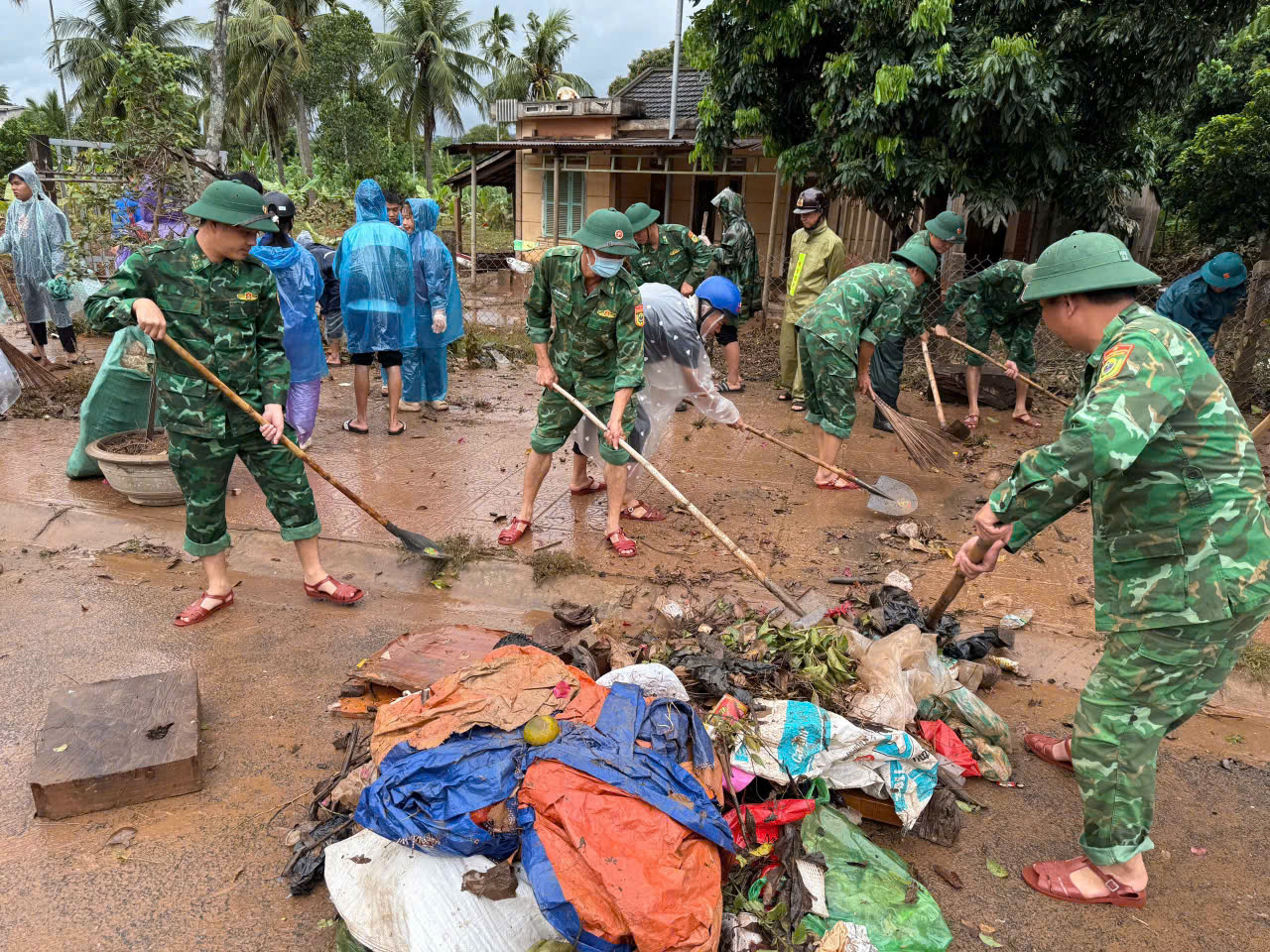 Quảng Trị triển khai các biện pháp khẩn cấp khắc phục thiệt hại do bão số 1 và mưa lũ gây ra- Ảnh 2. Quảng Trị triển khai các biện pháp khẩn cấp khắc phục thiệt hại do bão số 1 và mưa lũ gây ra- Ảnh 2.