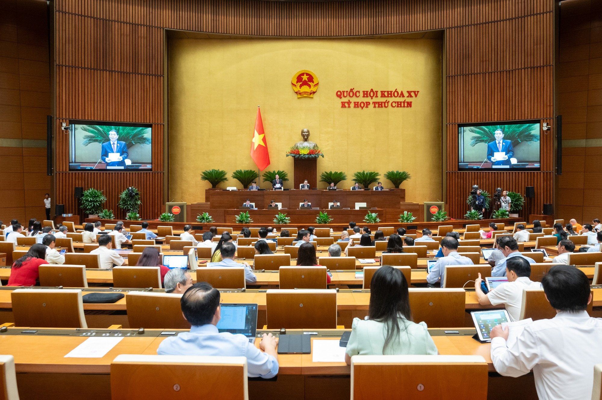 Phiên thảo luận về kinh tế-xã hội diên ra sôi nổi, thẳng thắn, trách nhiệm- Ảnh 2. Phiên thảo luận về kinh tế-xã hội diên ra sôi nổi, thẳng thắn, trách nhiệm- Ảnh 2.