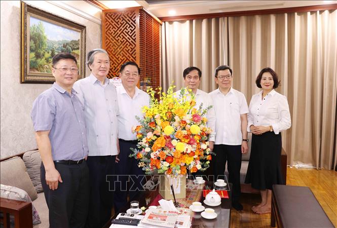 100 năm Báo chí Cách mạng Việt Nam: Đồng chí Nguyễn Trọng Nghĩa thăm và chúc mừng các nhà báo lão thành- Ảnh 3. 100 năm Báo chí Cách mạng Việt Nam: Đồng chí Nguyễn Trọng Nghĩa thăm và chúc mừng các nhà báo lão thành- Ảnh 3.