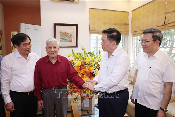 100 năm Báo chí Cách mạng Việt Nam: Đồng chí Nguyễn Trọng Nghĩa thăm và chúc mừng các nhà báo lão thành- Ảnh 4. 100 năm Báo chí Cách mạng Việt Nam: Đồng chí Nguyễn Trọng Nghĩa thăm và chúc mừng các nhà báo lão thành- Ảnh 4.