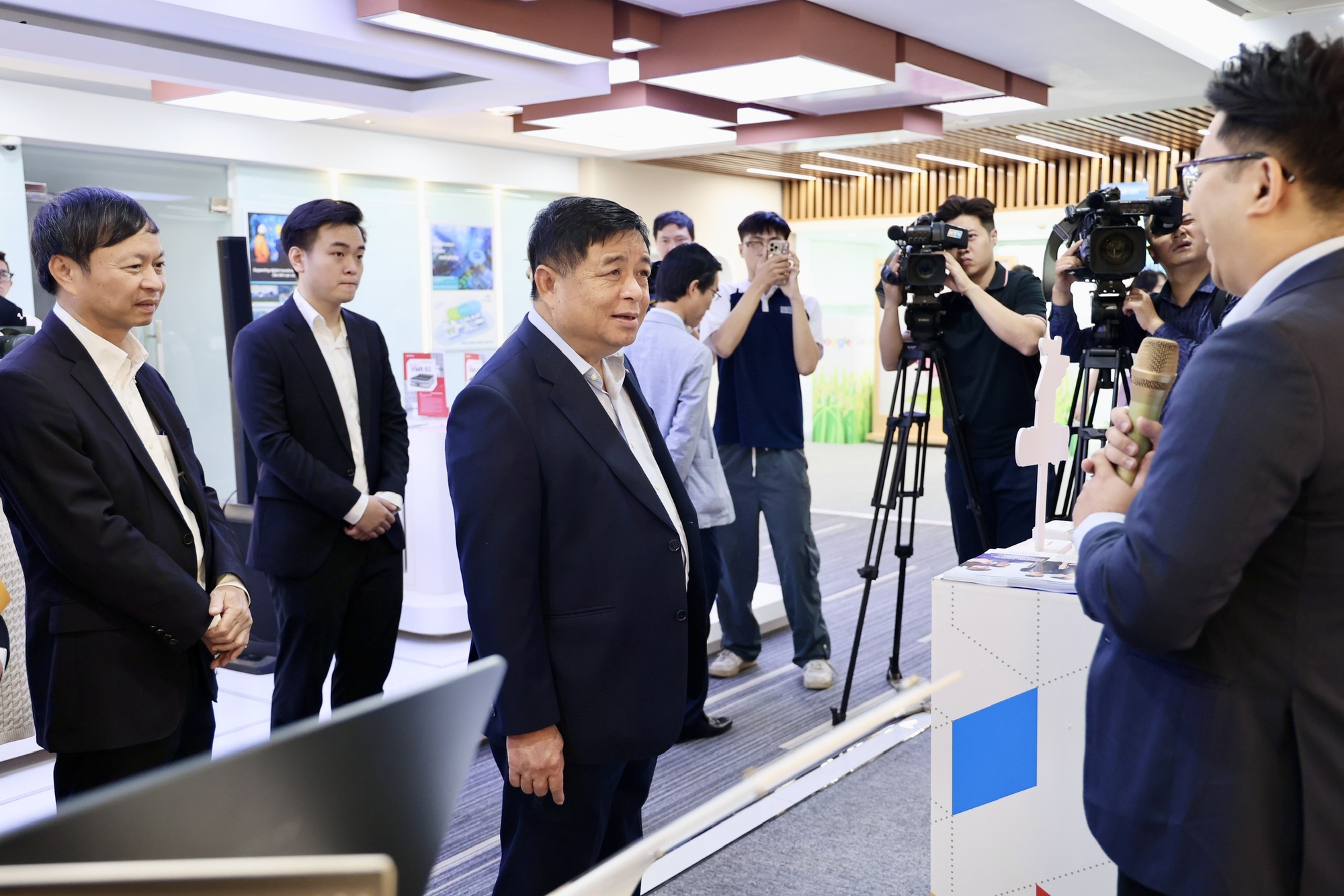 Phó Thủ tướng Nguyễn Chí Dũng: Mạnh mẽ tiến về phía trước để Việt Nam trở thành cường quốc về AI- Ảnh 6. Phó Thủ tướng Nguyễn Chí Dũng: Mạnh mẽ tiến về phía trước để Việt Nam trở thành cường quốc về AI- Ảnh 6.