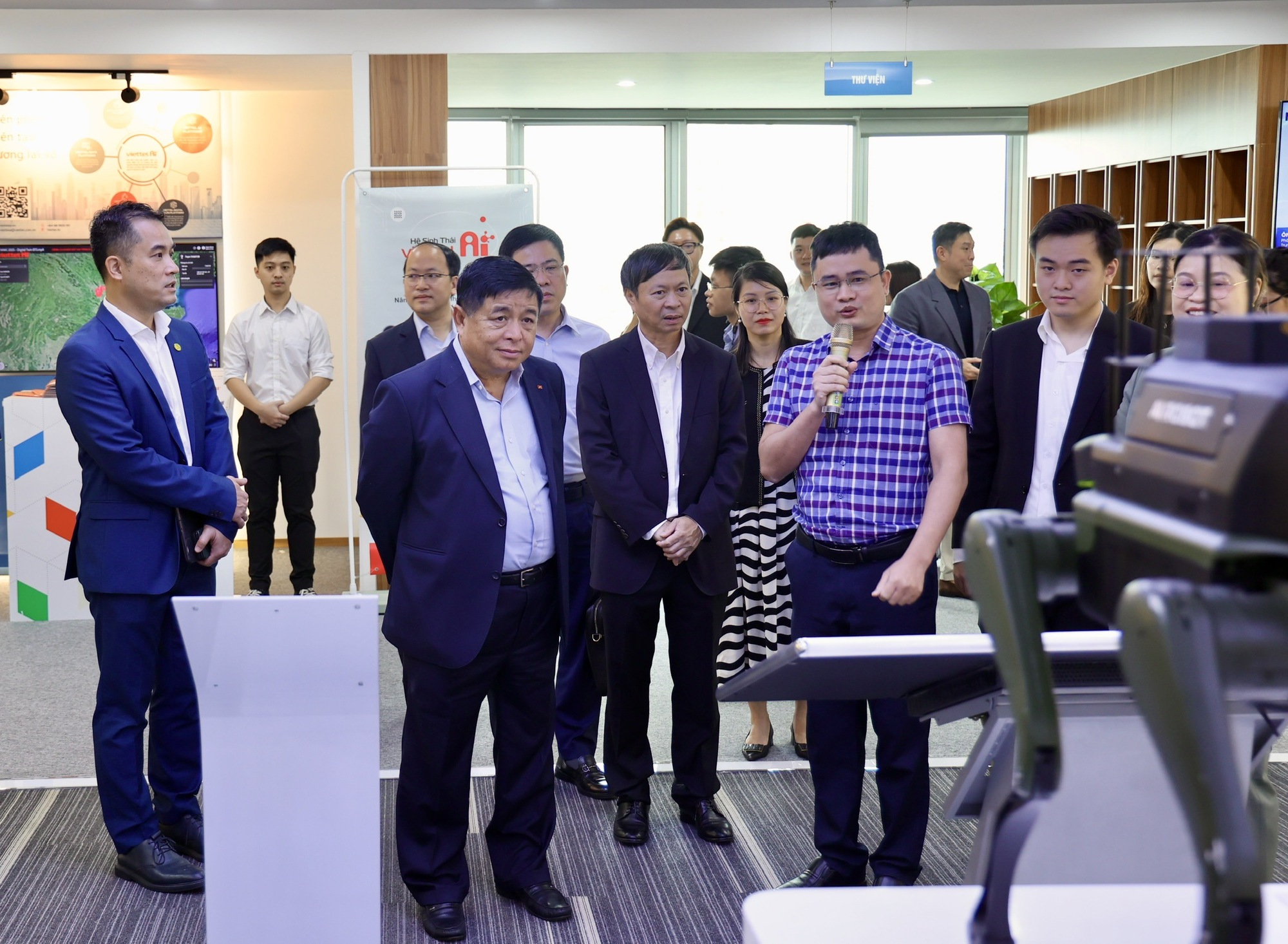 Phó Thủ tướng Nguyễn Chí Dũng: Mạnh mẽ tiến về phía trước để Việt Nam trở thành cường quốc về AI- Ảnh 4. Phó Thủ tướng Nguyễn Chí Dũng: Mạnh mẽ tiến về phía trước để Việt Nam trở thành cường quốc về AI- Ảnh 4.