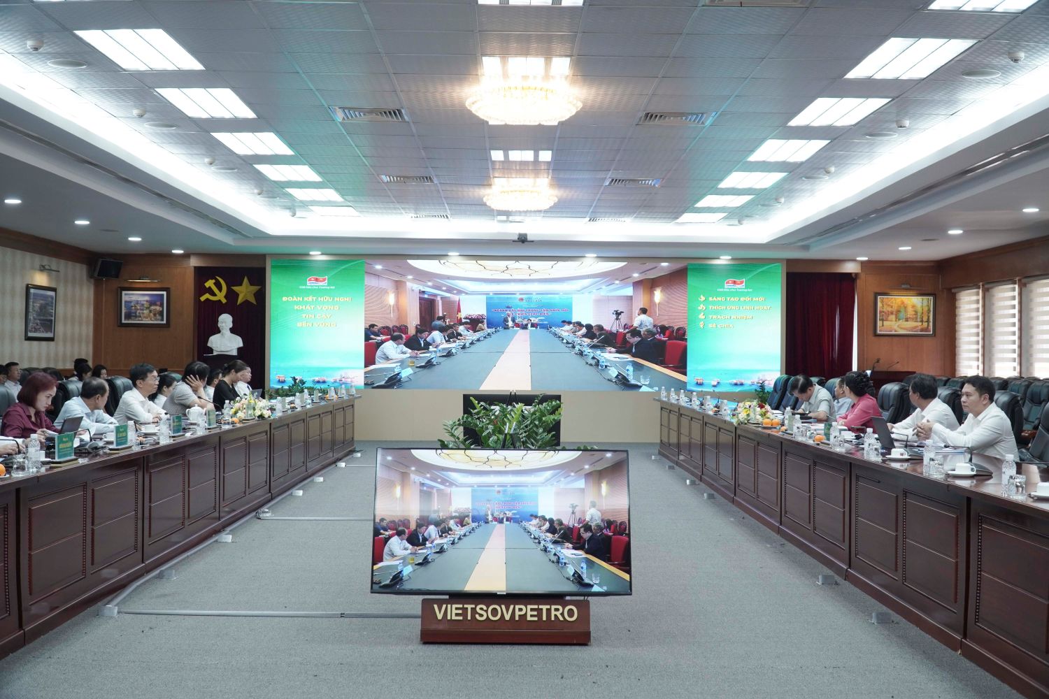 Đảng ủy Chính phủ khảo sát thực tiễn mô hình tổ chức đảng tại Petrovietnam- Ảnh 1. Đảng ủy Chính phủ khảo sát thực tiễn mô hình tổ chức đảng tại Petrovietnam- Ảnh 1.