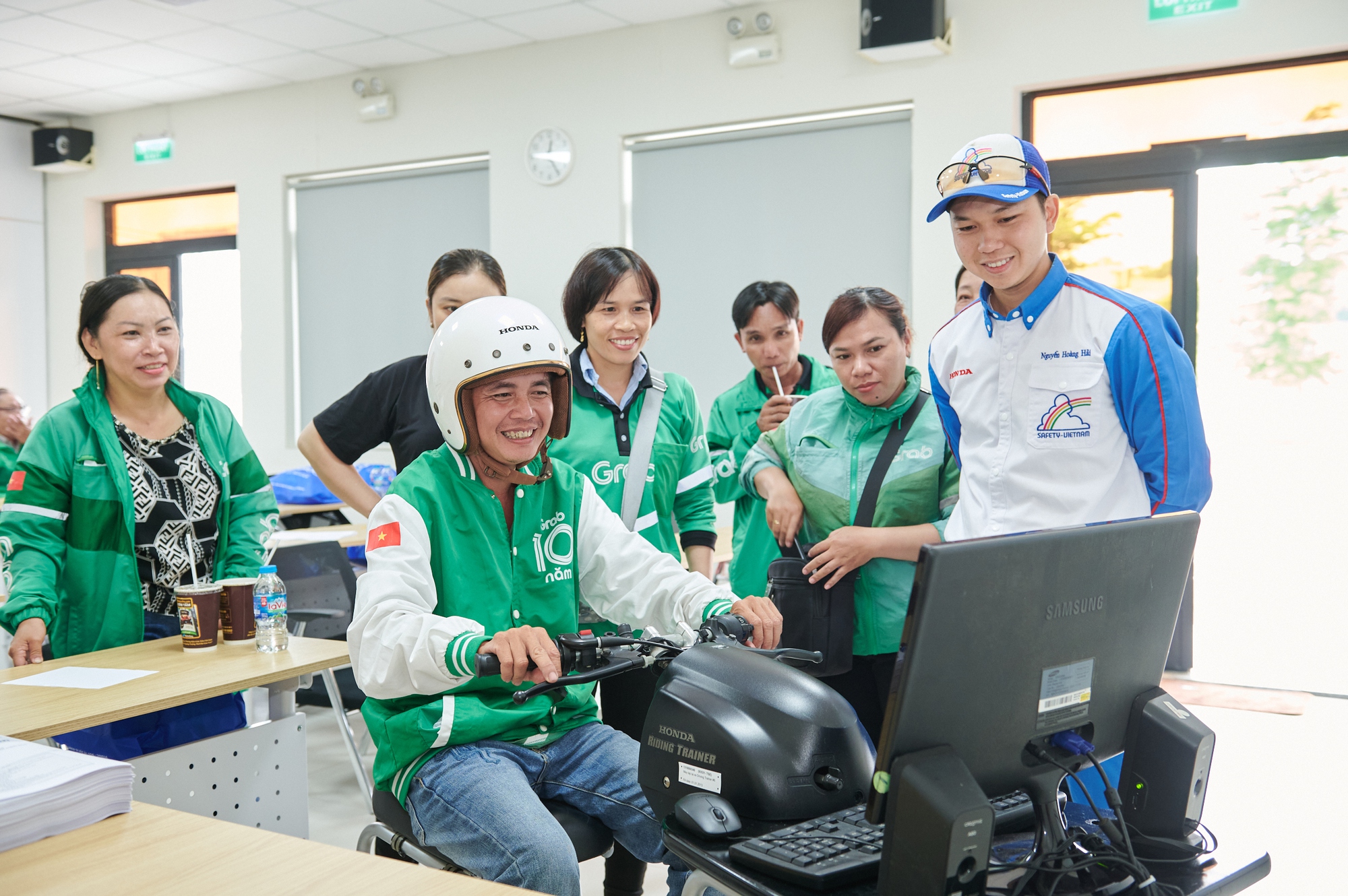 AIP Foundation hợp tác với Grab Việt Nam tăng cường kỹ năng lái xe an toàn cho tài xế công nghệ
- Ảnh 1. AIP Foundation hợp tác với Grab Việt Nam tăng cường kỹ năng lái xe an toàn cho tài xế công nghệ
- Ảnh 1.