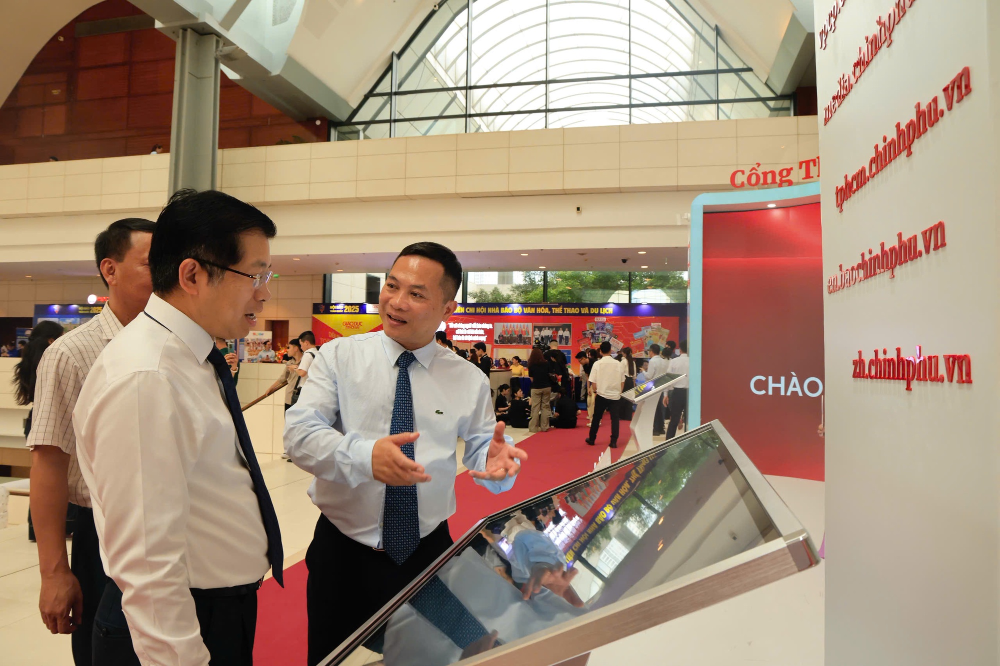 Khai mạc Hội Báo toàn quốc 2025: Báo chí cách mạng tự hào hành trình 100 năm, vững bước vào kỷ nguyên mới- Ảnh 6. Khai mạc Hội Báo toàn quốc 2025: Báo chí cách mạng tự hào hành trình 100 năm, vững bước vào kỷ nguyên mới- Ảnh 6.