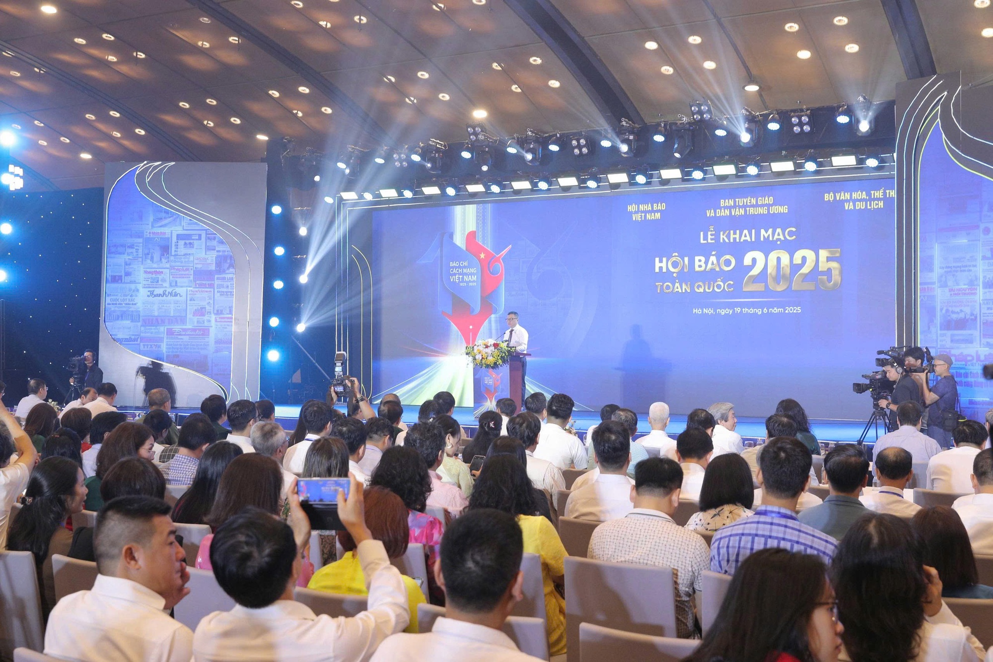 Khai mạc Hội Báo toàn quốc 2025: Báo chí cách mạng tự hào hành trình 100 năm, vững bước vào kỷ nguyên mới- Ảnh 3. Khai mạc Hội Báo toàn quốc 2025: Báo chí cách mạng tự hào hành trình 100 năm, vững bước vào kỷ nguyên mới- Ảnh 3.