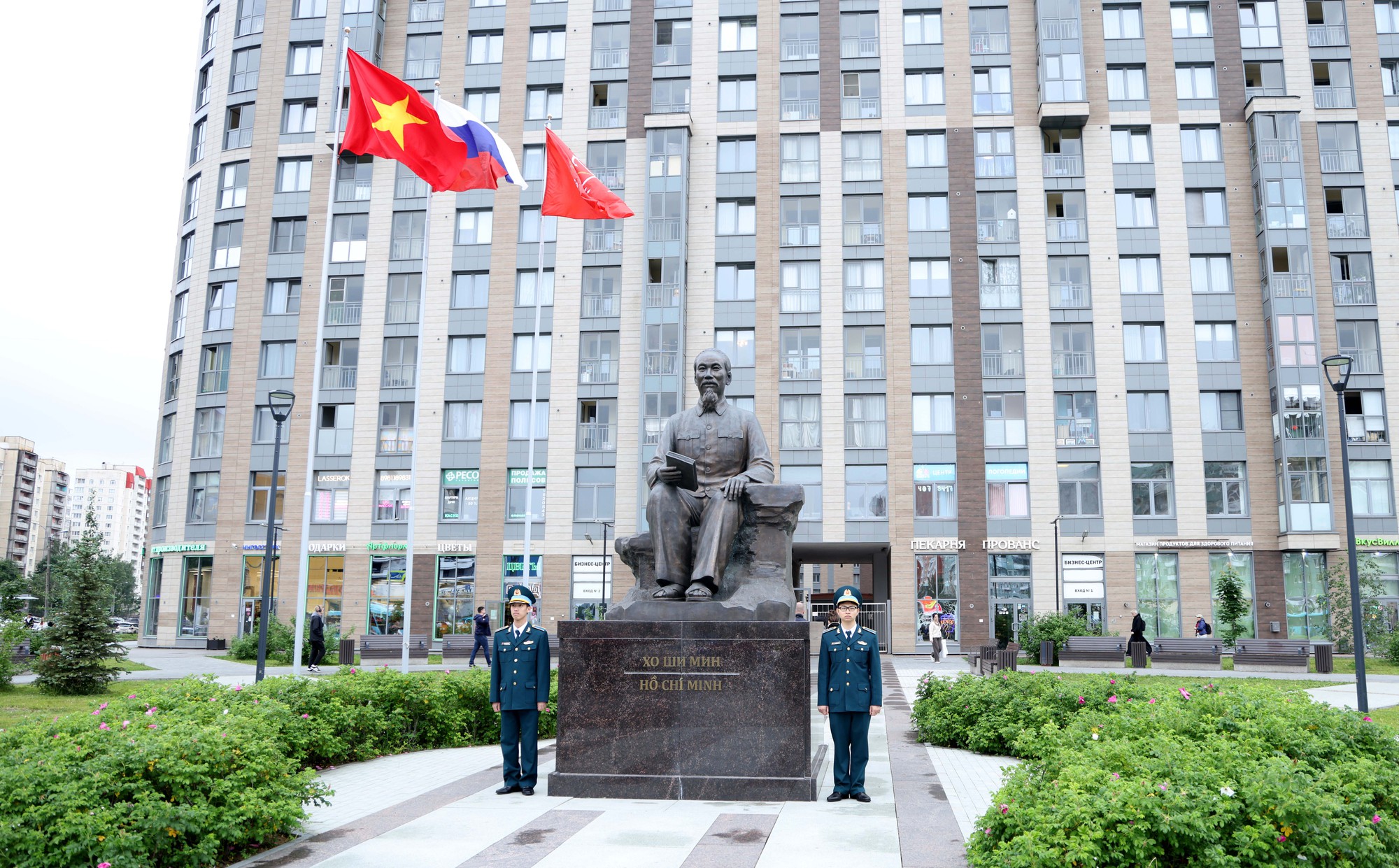 Phó Thủ tướng Lê Thành Long dâng hoa tại tượng đài Chủ tịch Hồ Chí Minh ở TP. Saint Petersburg, LB Nga- Ảnh 1. Phó Thủ tướng Lê Thành Long dâng hoa tại tượng đài Chủ tịch Hồ Chí Minh ở TP. Saint Petersburg, LB Nga- Ảnh 1.