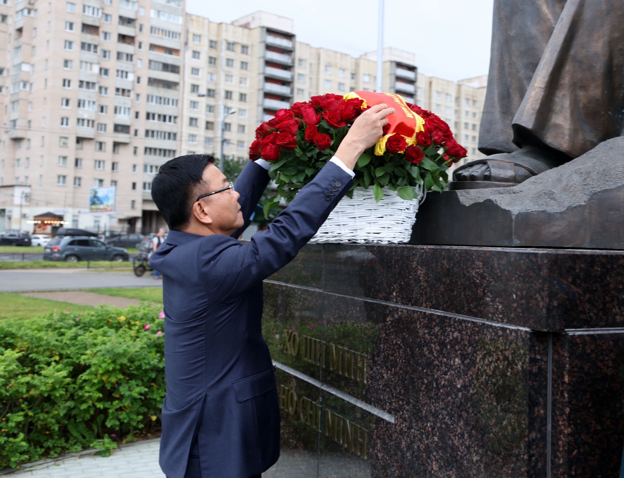 Phó Thủ tướng Lê Thành Long dâng hoa tại tượng đài Chủ tịch Hồ Chí Minh ở TP. Saint Petersburg, LB Nga- Ảnh 2. Phó Thủ tướng Lê Thành Long dâng hoa tại tượng đài Chủ tịch Hồ Chí Minh ở TP. Saint Petersburg, LB Nga- Ảnh 2.