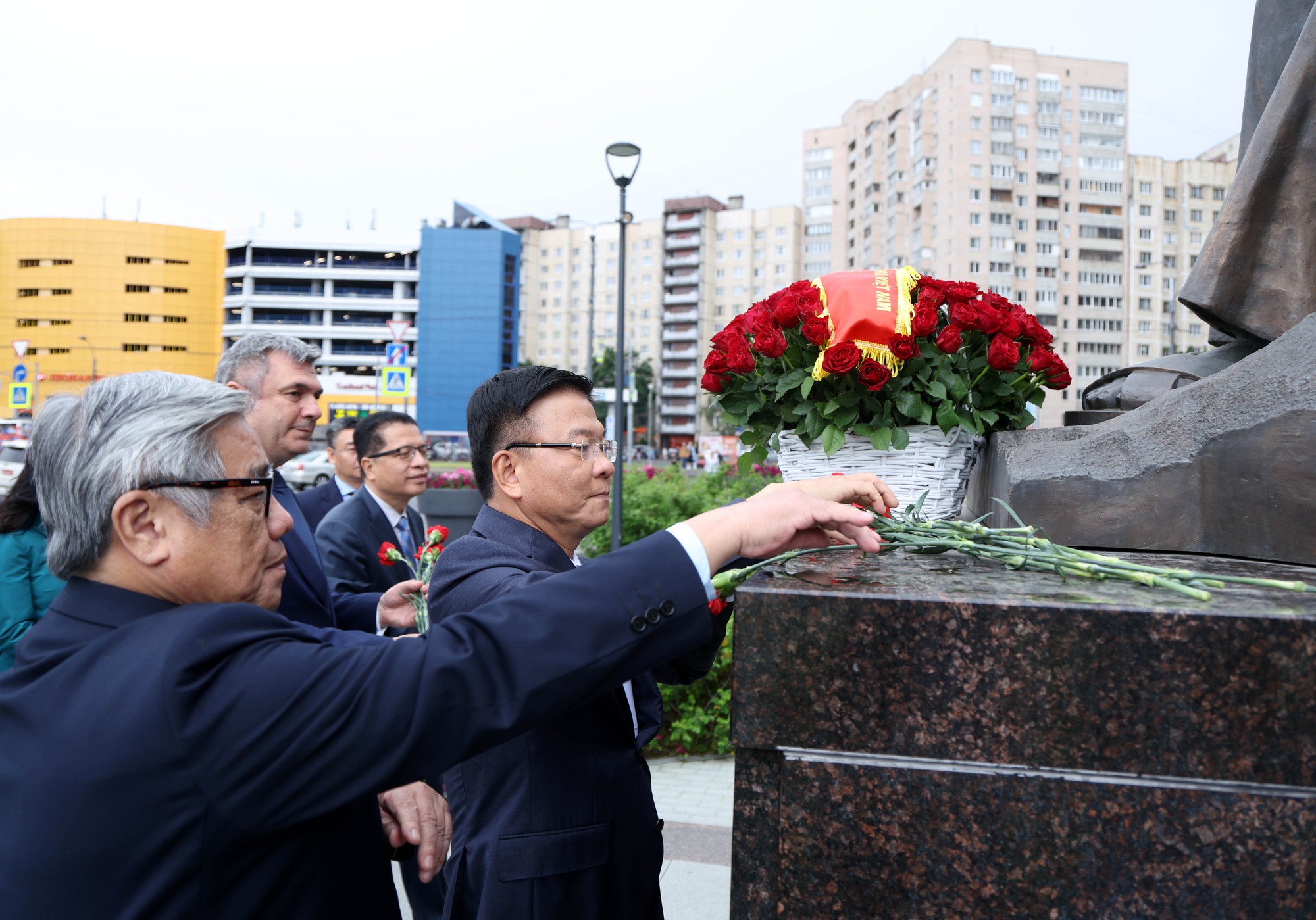Phó Thủ tướng Lê Thành Long dâng hoa tại tượng đài Chủ tịch Hồ Chí Minh ở TP. Saint Petersburg, LB Nga- Ảnh 3. Phó Thủ tướng Lê Thành Long dâng hoa tại tượng đài Chủ tịch Hồ Chí Minh ở TP. Saint Petersburg, LB Nga- Ảnh 3.