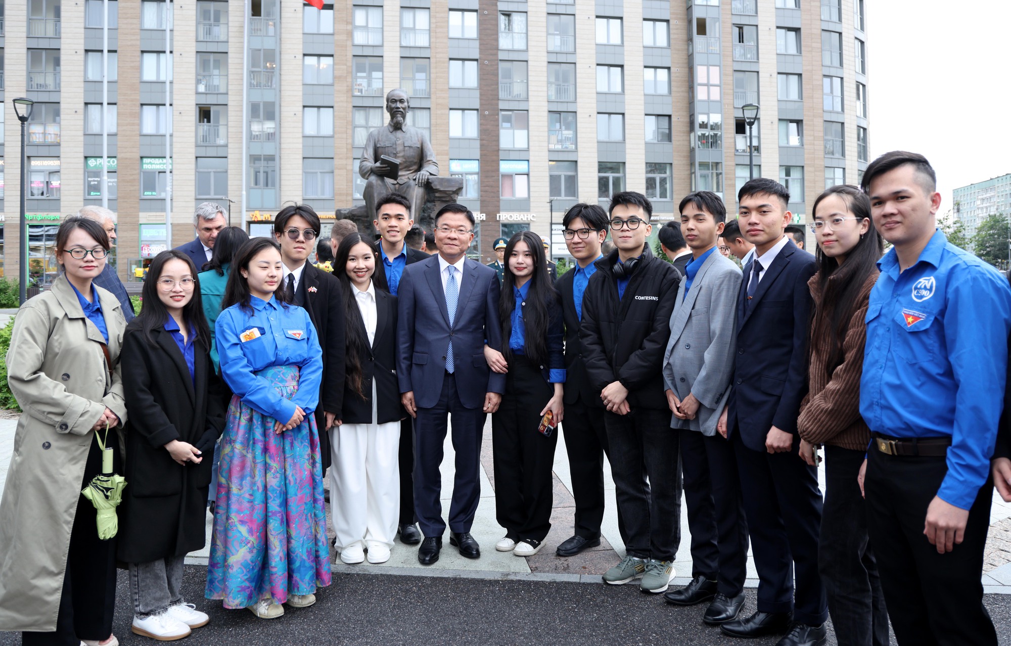 Phó Thủ tướng Lê Thành Long dâng hoa tại tượng đài Chủ tịch Hồ Chí Minh ở TP. Saint Petersburg, LB Nga- Ảnh 5. Phó Thủ tướng Lê Thành Long dâng hoa tại tượng đài Chủ tịch Hồ Chí Minh ở TP. Saint Petersburg, LB Nga- Ảnh 5.