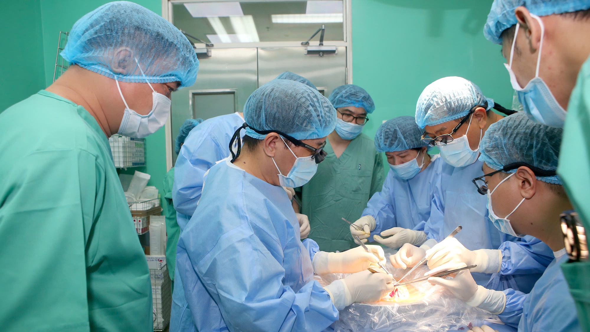 Bệnh viện Trung ương Huế đồng thời thực hiện thành công 4 ca ghép tim, gan, giác mạc xuyên Việt- Ảnh 1. Bệnh viện Trung ương Huế đồng thời thực hiện thành công 4 ca ghép tim, gan, giác mạc xuyên Việt- Ảnh 1.