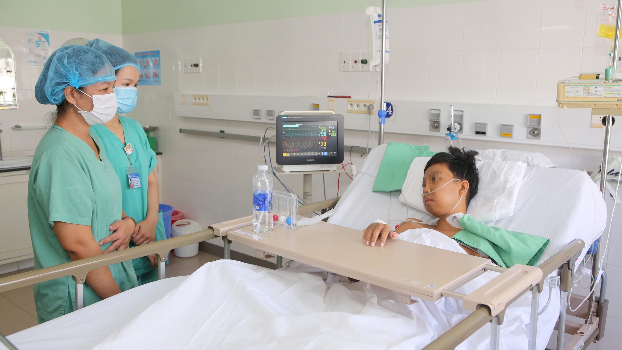 Bệnh viện Trung ương Huế đồng thời thực hiện thành công 4 ca ghép tim, gan, giác mạc xuyên Việt- Ảnh 2. Bệnh viện Trung ương Huế đồng thời thực hiện thành công 4 ca ghép tim, gan, giác mạc xuyên Việt- Ảnh 2.