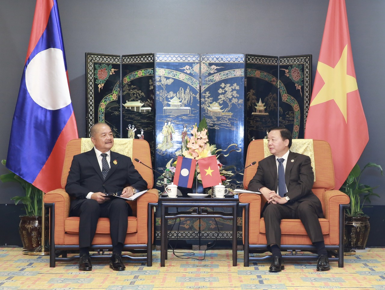 Phó Thủ tướng Trần Hồng Hà gặp Phó Thủ tướng Lào Kikeo Khaykhamphithoune- Ảnh 1. Phó Thủ tướng Trần Hồng Hà gặp Phó Thủ tướng Lào Kikeo Khaykhamphithoune- Ảnh 1.