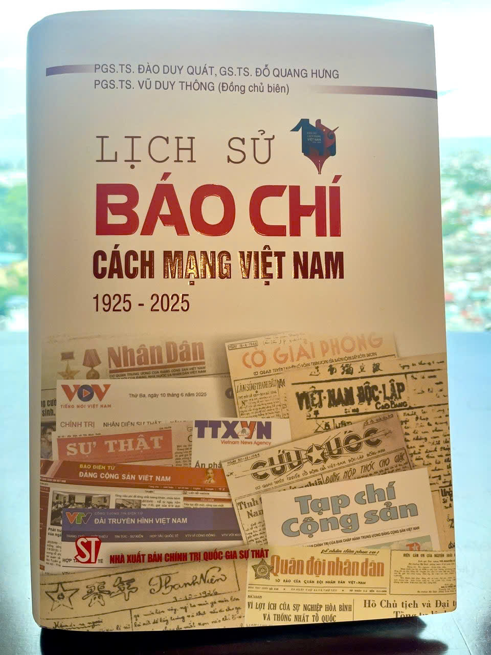 ‘Lịch sử Báo chí cách mạng Việt Nam 1925-2025’: Luôn giữ vững vai trò tiên phong, là vũ khí sắc bén trên mặt trận tư tưởng-văn hóa- Ảnh 8. ‘Lịch sử Báo chí cách mạng Việt Nam 1925-2025’: Luôn giữ vững vai trò tiên phong, là vũ khí sắc bén trên mặt trận tư tưởng-văn hóa- Ảnh 8.