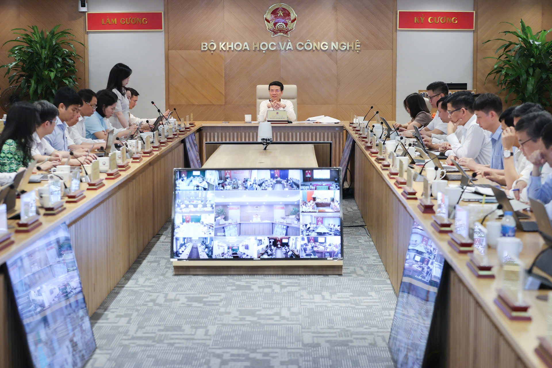 Bộ trưởng Nguyễn Mạnh Hùng: Dùng công nghệ để 'đỡ việc' cho cán bộ, công chức cấp xã- Ảnh 2.