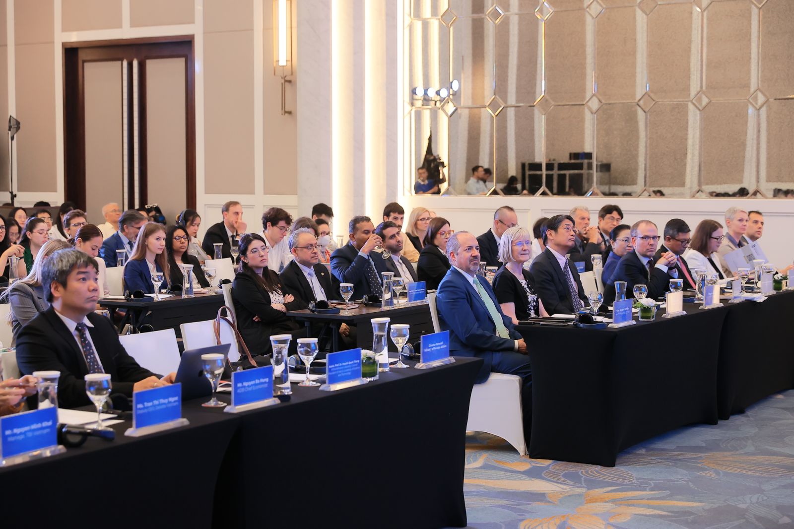 Báo cáo Kinh tế Việt Nam 2025: Hướng đến một nền kinh tế hội nhập, minh bạch, bền vững và bao trùm- Ảnh 1. Báo cáo Kinh tế Việt Nam 2025: Hướng đến một nền kinh tế hội nhập, minh bạch, bền vững và bao trùm- Ảnh 1.