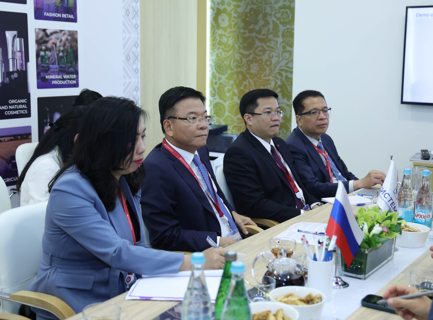 Phó Thủ tướng Lê Thành Long hoan nghênh các tập đoàn hàng đầu của Nga mở rộng sang các lĩnh vực hợp tác mới- Ảnh 1. Phó Thủ tướng Lê Thành Long hoan nghênh các tập đoàn hàng đầu của Nga mở rộng sang các lĩnh vực hợp tác mới- Ảnh 1.