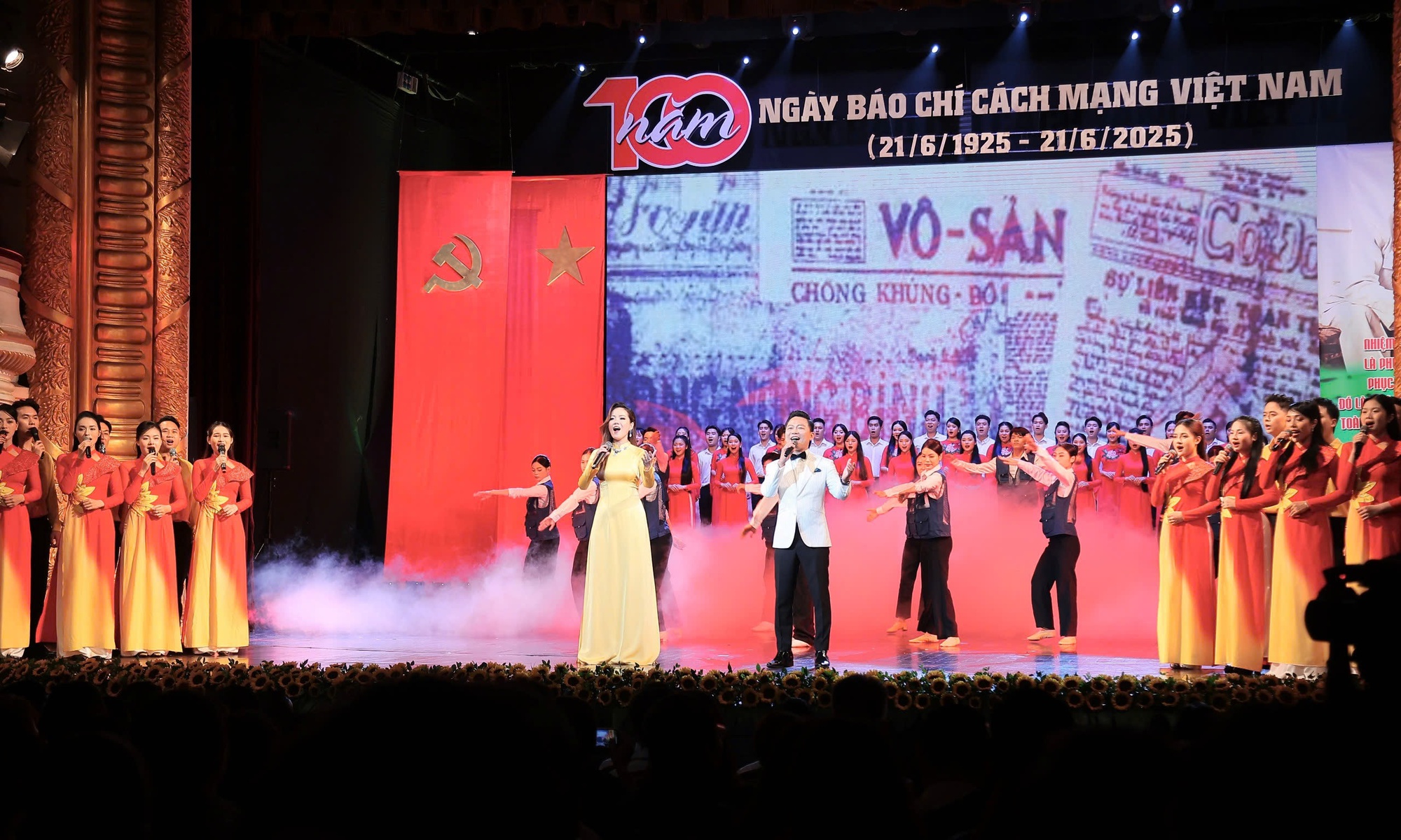 'Tấm lòng son – Ngòi bút sắc': Khúc tráng ca tự hào 100 năm báo chí cách mạng Việt Nam- Ảnh 2. 'Tấm lòng son – Ngòi bút sắc': Khúc tráng ca tự hào 100 năm báo chí cách mạng Việt Nam- Ảnh 2.