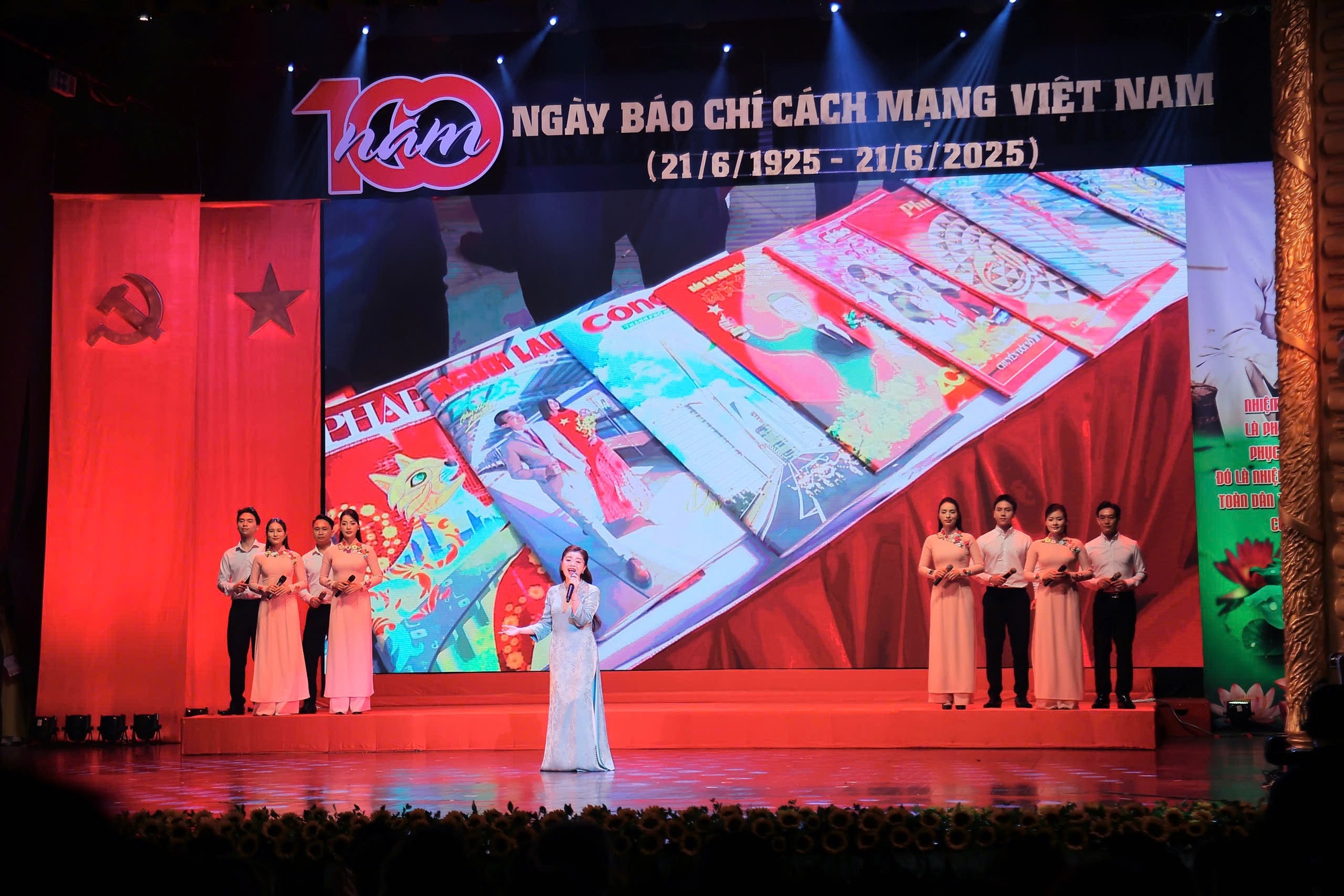 'Tấm lòng son – Ngòi bút sắc': Khúc tráng ca tự hào 100 năm báo chí cách mạng Việt Nam- Ảnh 3. 'Tấm lòng son – Ngòi bút sắc': Khúc tráng ca tự hào 100 năm báo chí cách mạng Việt Nam- Ảnh 3.