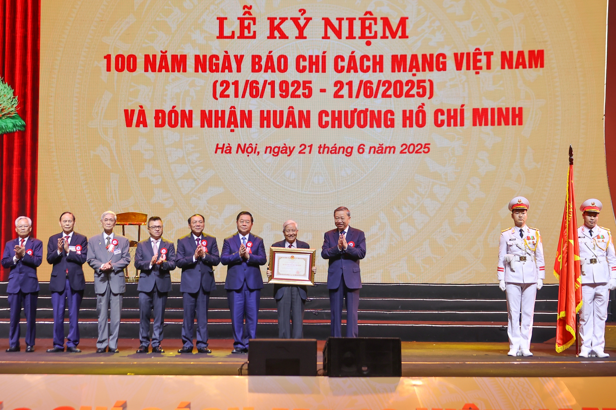 Tổng Bí thư: Báo chí phải không ngừng tự đổi mới để phát triển tương xứng với tầm vóc thời đại- Ảnh 4. Tổng Bí thư: Báo chí phải không ngừng tự đổi mới để phát triển tương xứng với tầm vóc thời đại- Ảnh 4.