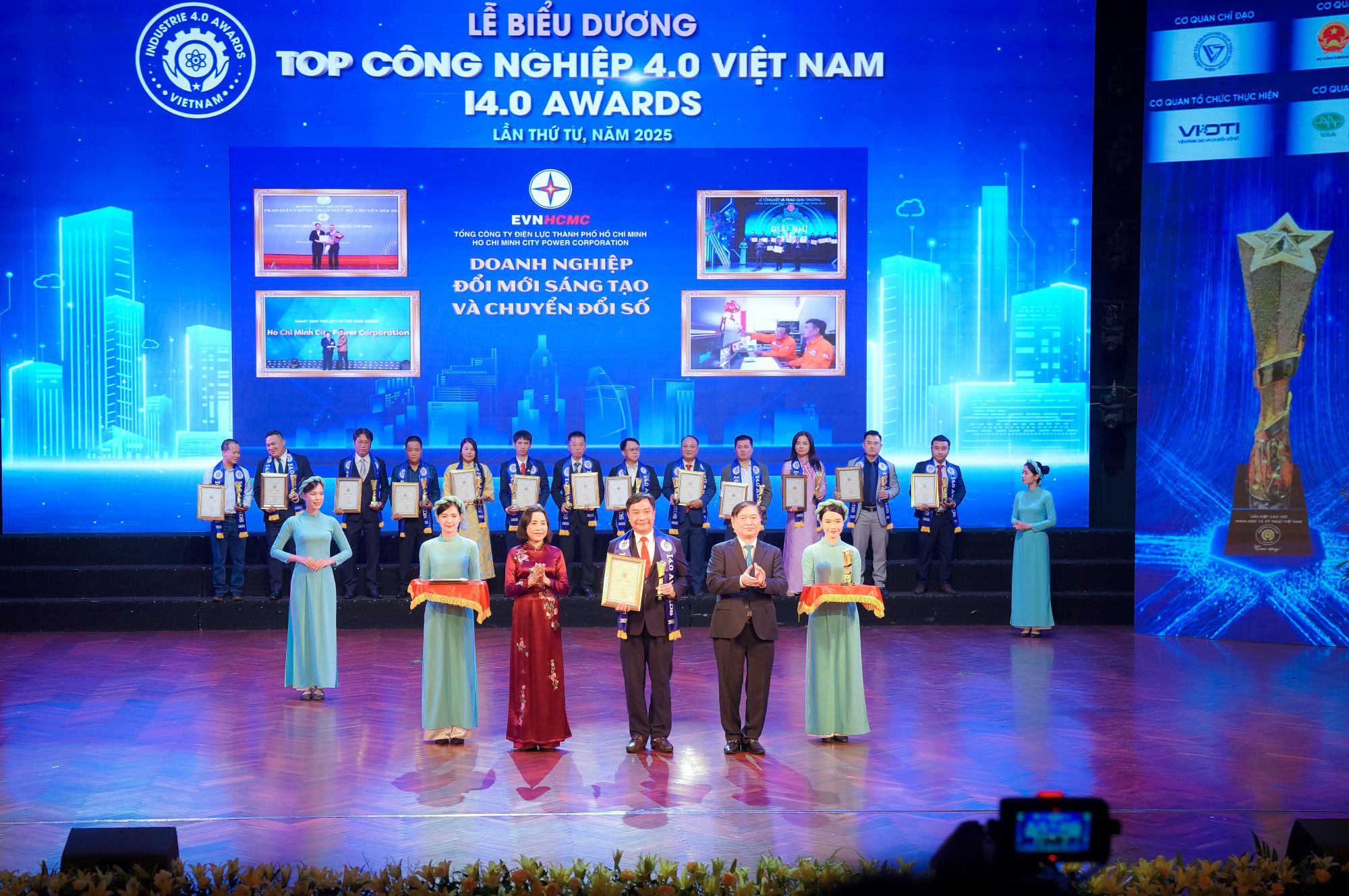 EVNHCMC được vinh danh Top Công nghiệp 4.0 Việt Nam năm 2025- Ảnh 1. EVNHCMC được vinh danh Top Công nghiệp 4.0 Việt Nam năm 2025- Ảnh 1.