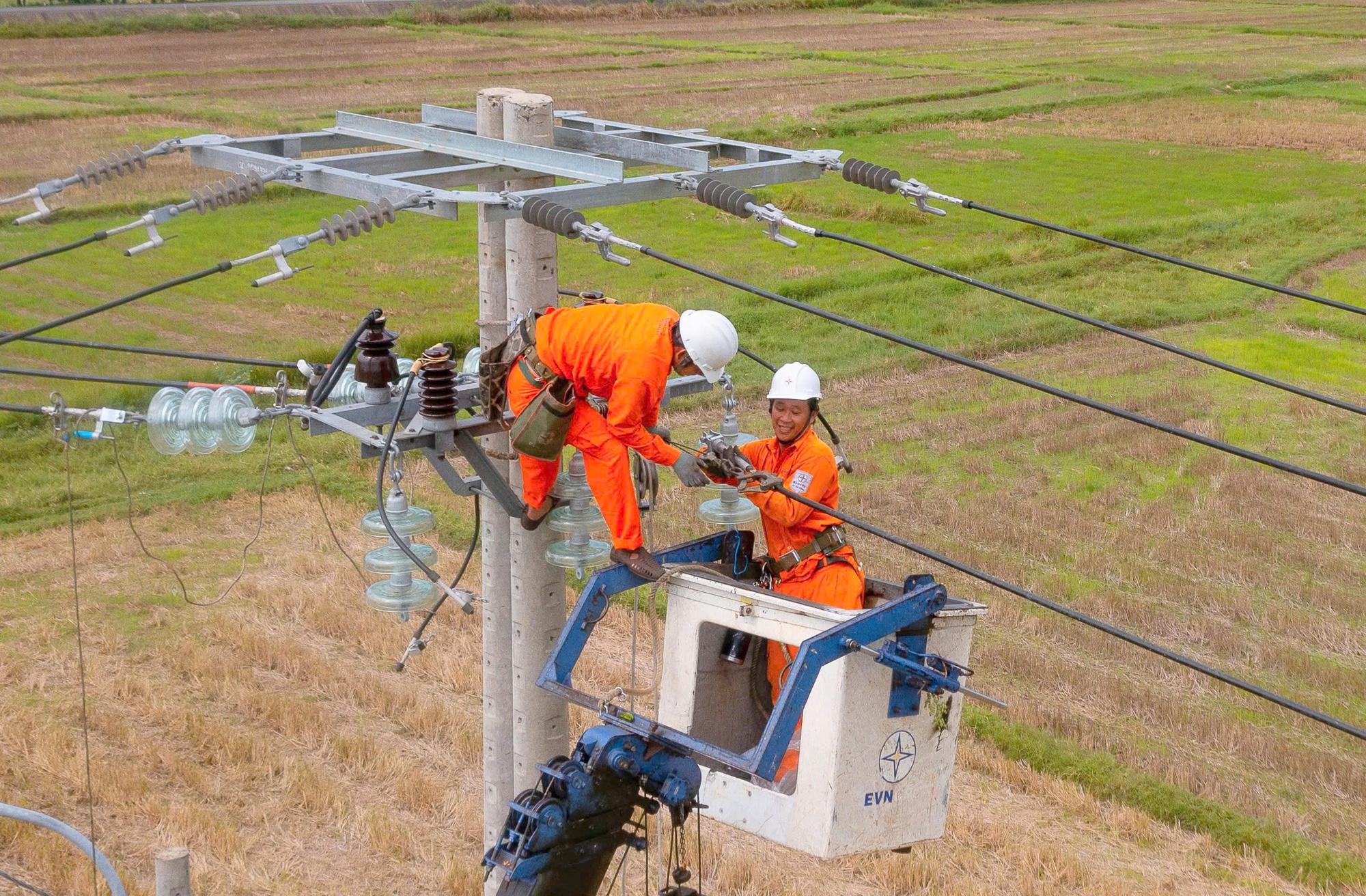 EVNCPC chủ động bảo đảm cung ứng điện mùa nắng nóng- Ảnh 1. EVNCPC chủ động bảo đảm cung ứng điện mùa nắng nóng- Ảnh 1.