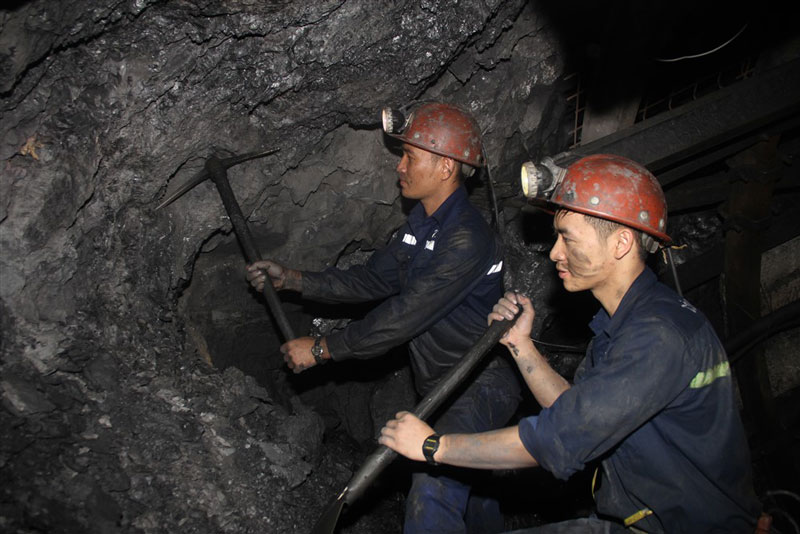 Ngành than tăng cường chăm lo công nhân trong mùa nắng nóng- Ảnh 2.