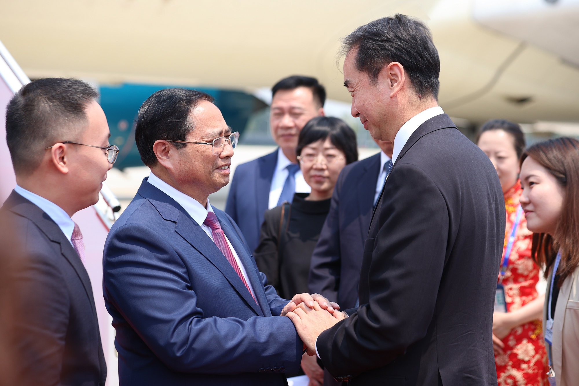 Thủ tướng tới Thiên Tân, bắt đầu chuyến công tác dự Hội nghị WEF và làm việc tại Trung Quốc- Ảnh 2. Thủ tướng tới Thiên Tân, bắt đầu chuyến công tác dự Hội nghị WEF và làm việc tại Trung Quốc- Ảnh 2.