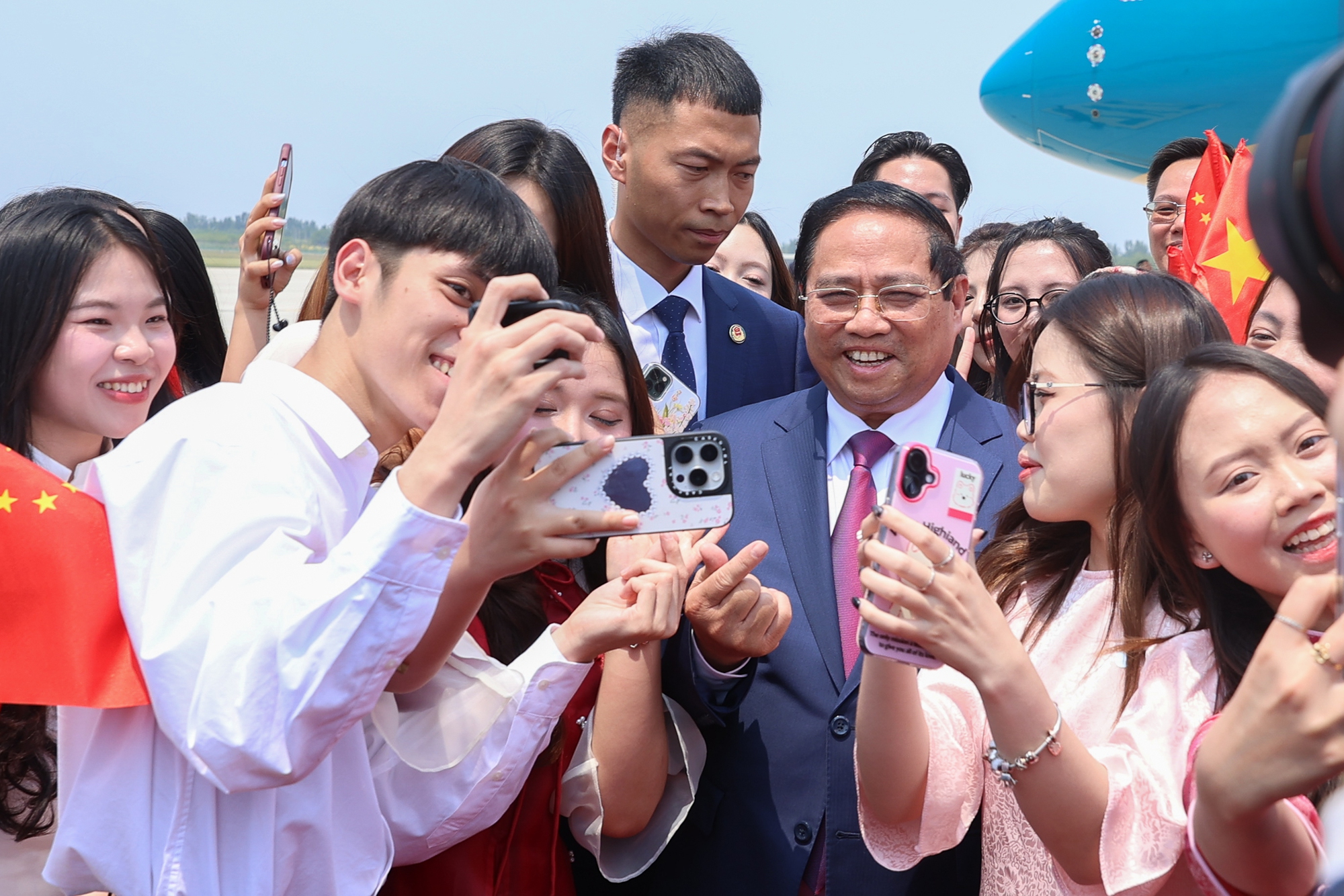 Thủ tướng tới Thiên Tân, bắt đầu chuyến công tác dự Hội nghị WEF và làm việc tại Trung Quốc- Ảnh 4. Thủ tướng tới Thiên Tân, bắt đầu chuyến công tác dự Hội nghị WEF và làm việc tại Trung Quốc- Ảnh 4.