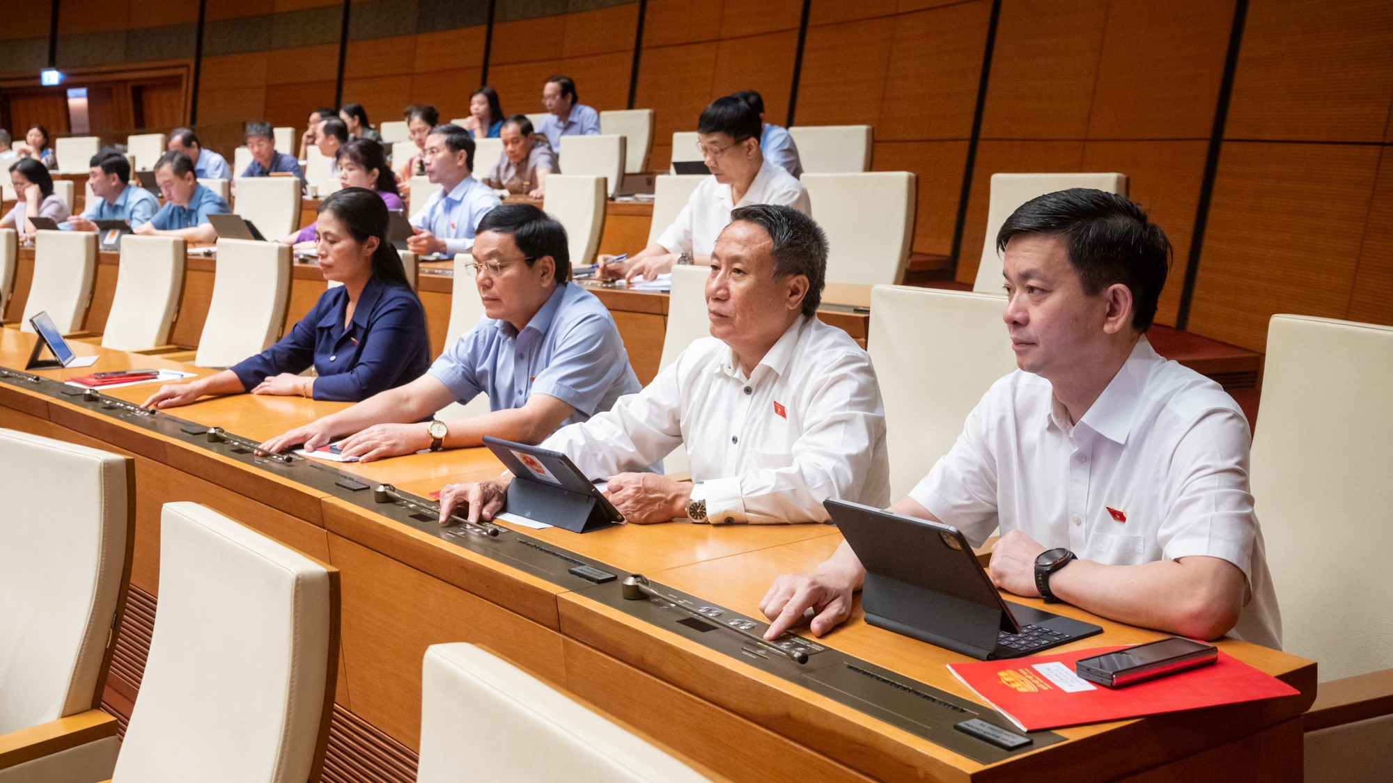 Quốc hội thông qua Nghị quyết về thí điểm Viện kiểm sát nhân dân khởi kiện vụ án dân sự- Ảnh 1. Quốc hội thông qua Nghị quyết về thí điểm Viện kiểm sát nhân dân khởi kiện vụ án dân sự- Ảnh 1.
