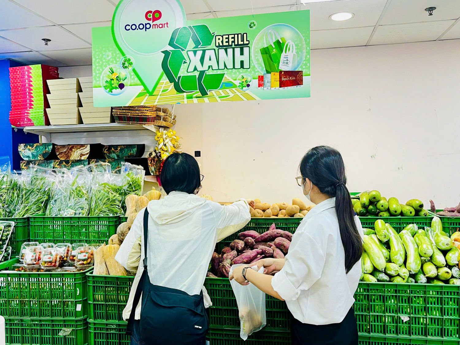 Mang túi môi trường để mua sắm sẽ được Co.opmart tặng ngay rau củ xanh- Ảnh 1. Mang túi môi trường để mua sắm sẽ được Co.opmart tặng ngay rau củ xanh- Ảnh 1.