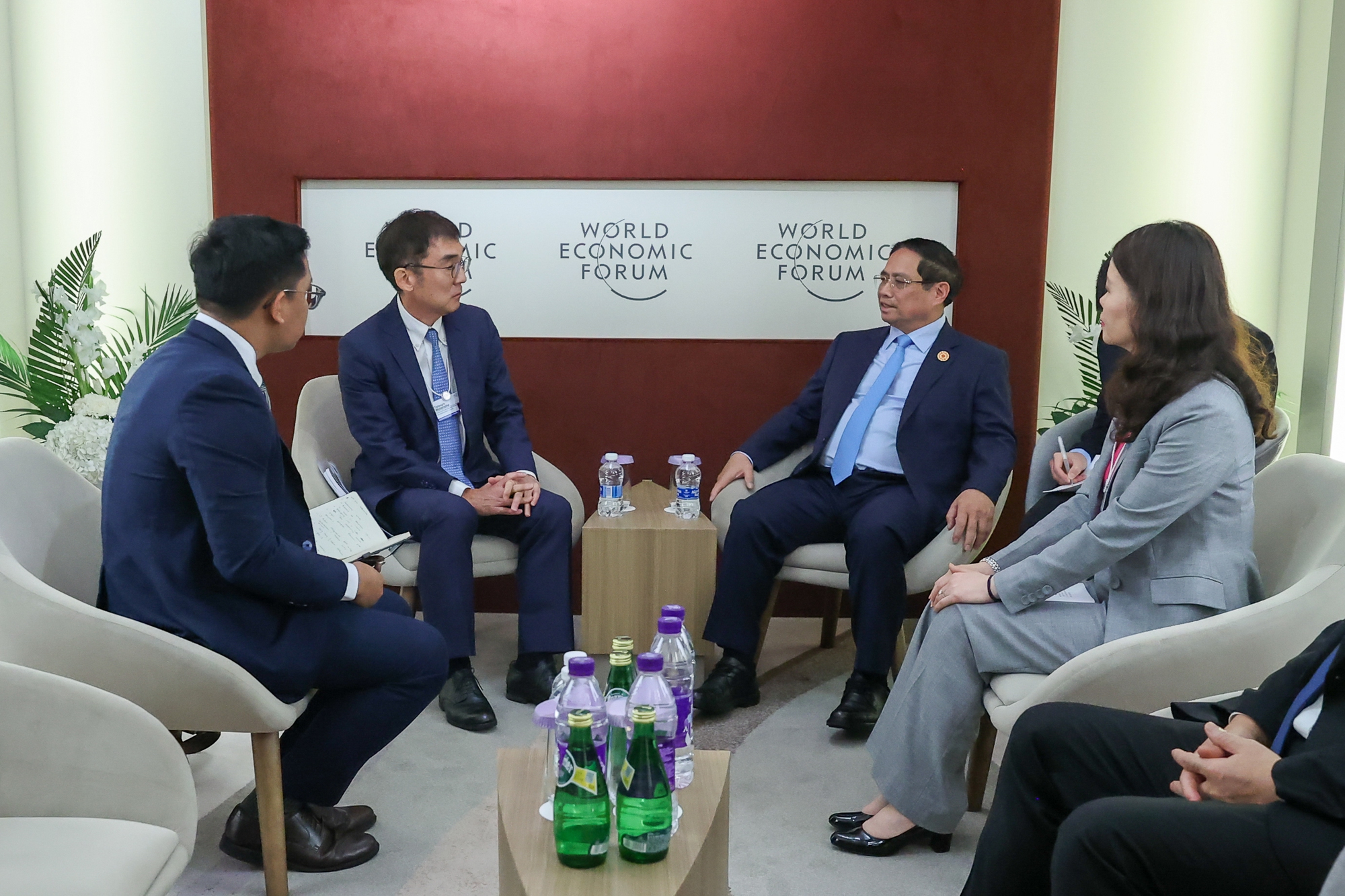 Thủ tướng tiếp Chủ tịch Viện Nghiên cứu kinh tế ASEAN và Đông Á (ERIA)- Ảnh 3. Thủ tướng tiếp Chủ tịch Viện Nghiên cứu kinh tế ASEAN và Đông Á (ERIA)- Ảnh 3.