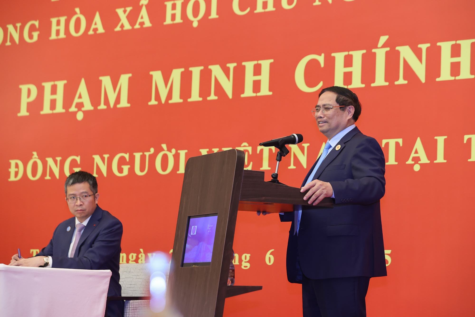 Thủ tướng gặp gỡ cộng đồng người Việt Nam tại Trung Quốc- Ảnh 1. Thủ tướng gặp gỡ cộng đồng người Việt Nam tại Trung Quốc- Ảnh 1.
